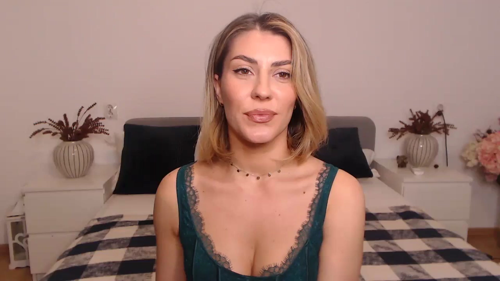 Gallery image thumbnail from BlueStocking's myfreecams stream on, 09/18/2023, 17:03 image 15 of 20