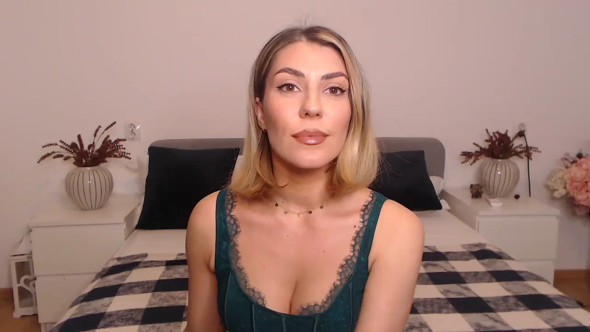 Gallery image thumbnail from BlueStocking's myfreecams stream on, 09/18/2023, 17:03 image 1 of 20