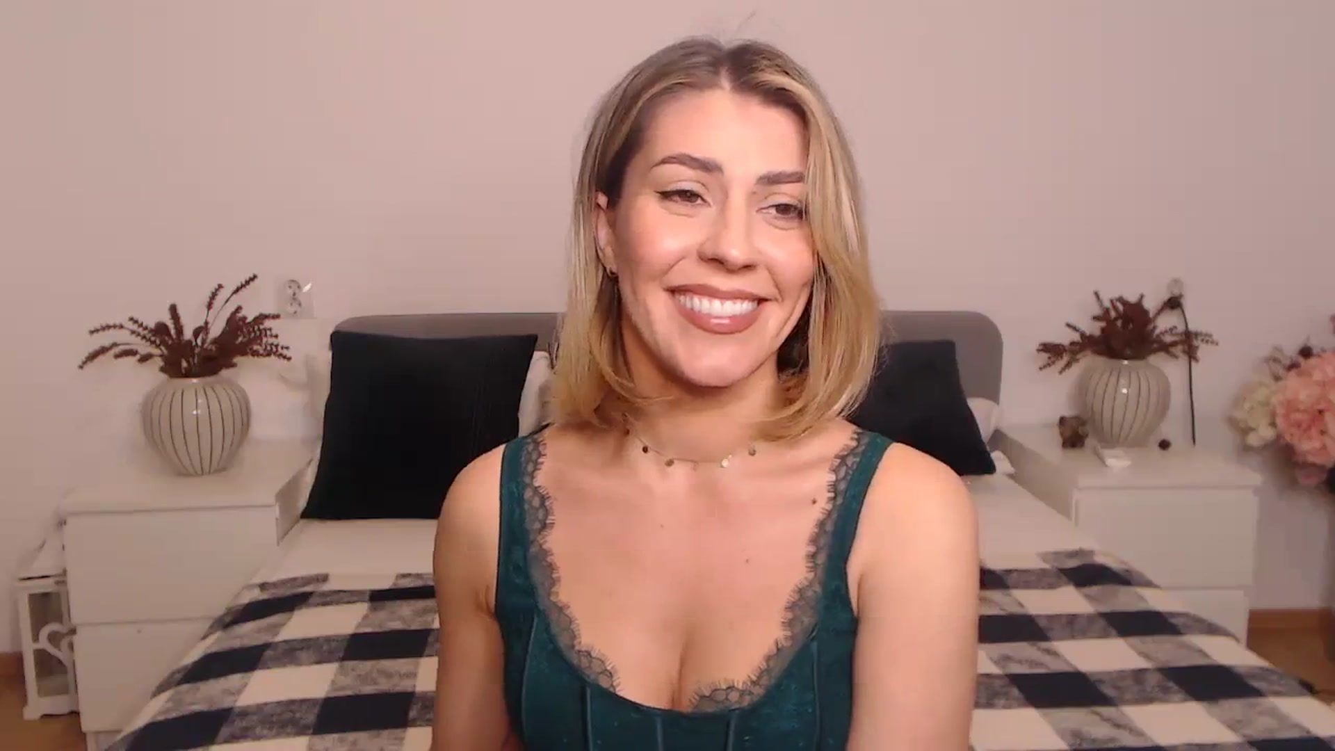 Gallery image thumbnail from BlueStocking's myfreecams stream on, 09/18/2023, 17:03 image 18 of 20