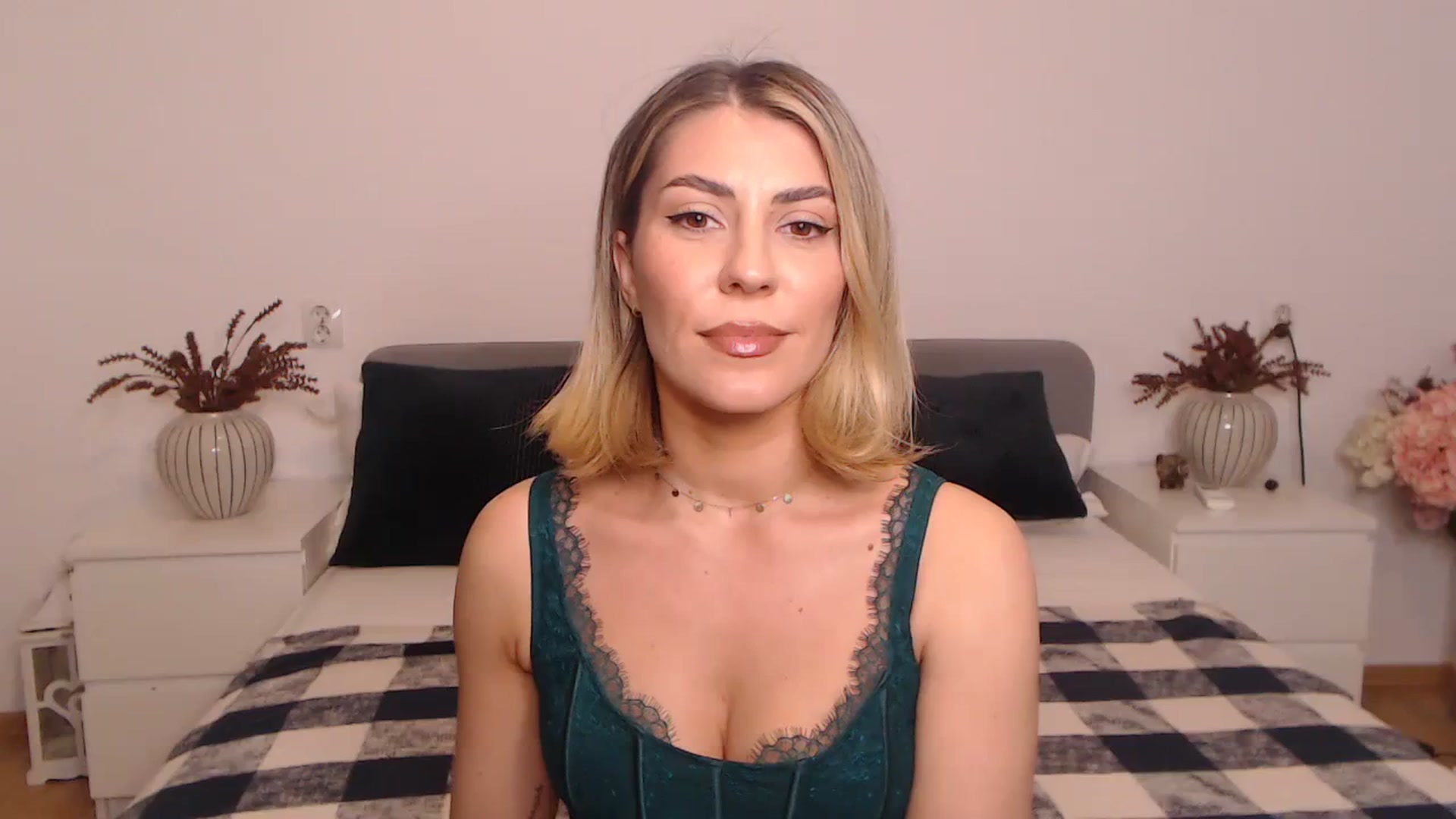 Gallery image thumbnail from BlueStocking's myfreecams stream on, 09/18/2023, 17:03 image 6 of 20