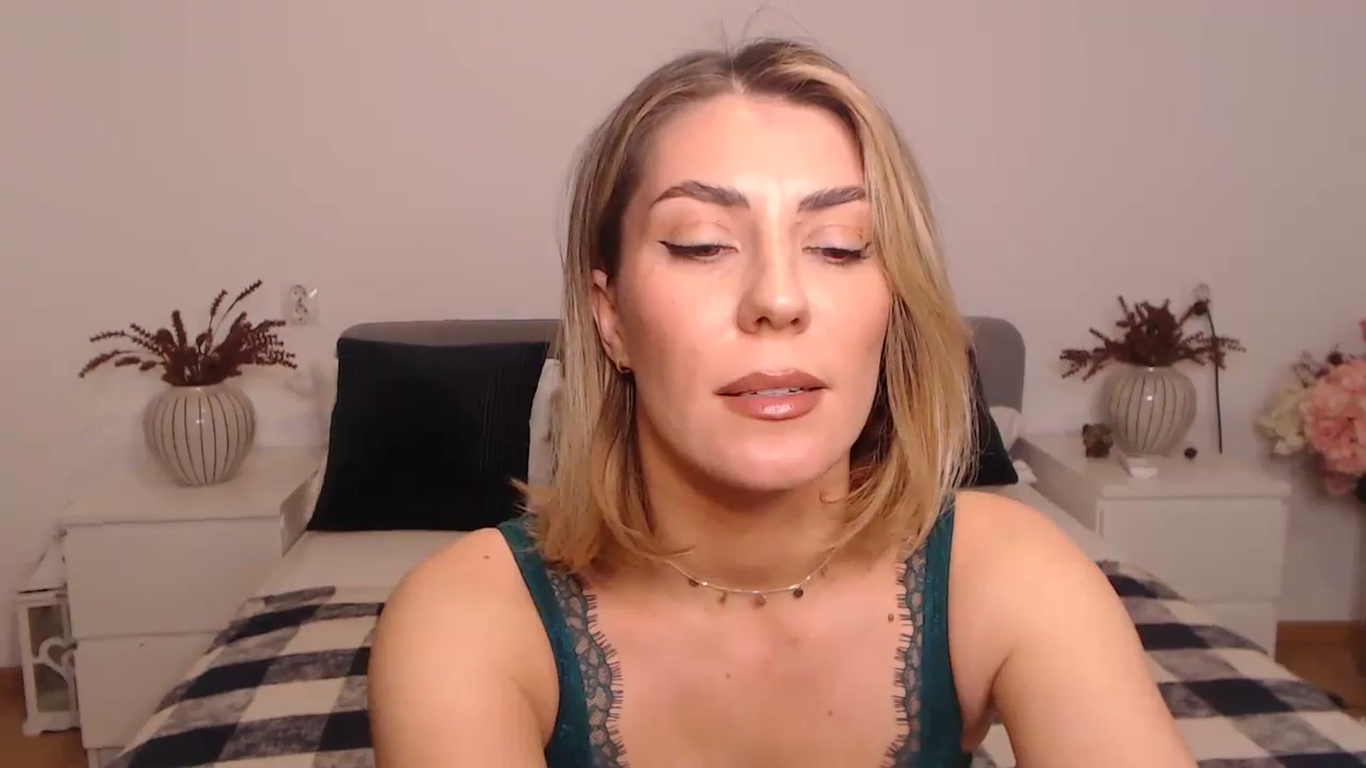 Gallery image thumbnail from BlueStocking's myfreecams stream on, 09/18/2023, 17:03 image 17 of 20