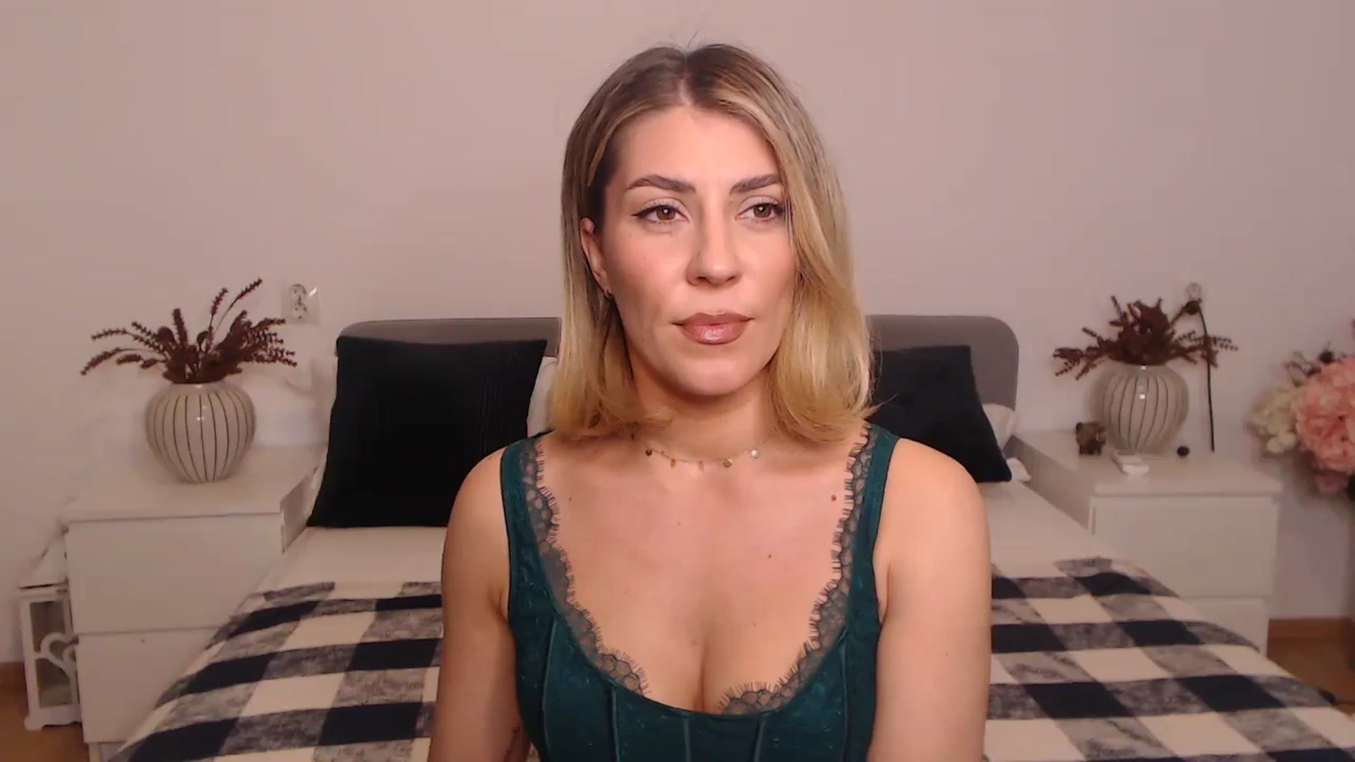 Gallery image thumbnail from BlueStocking's myfreecams stream on, 09/18/2023, 17:03 image 7 of 20