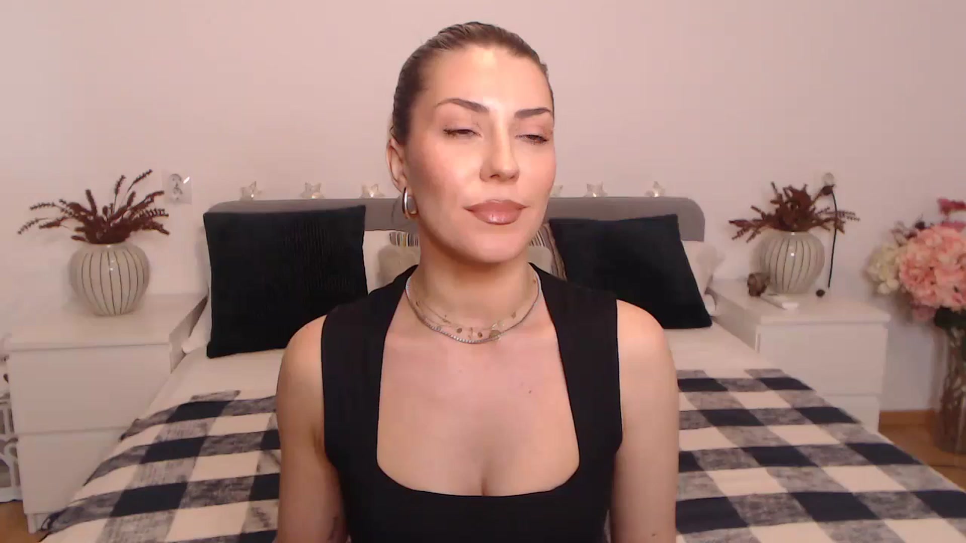 Gallery image thumbnail from BlueStocking's myfreecams stream on, 09/19/2023, 13:39 image 17 of 20