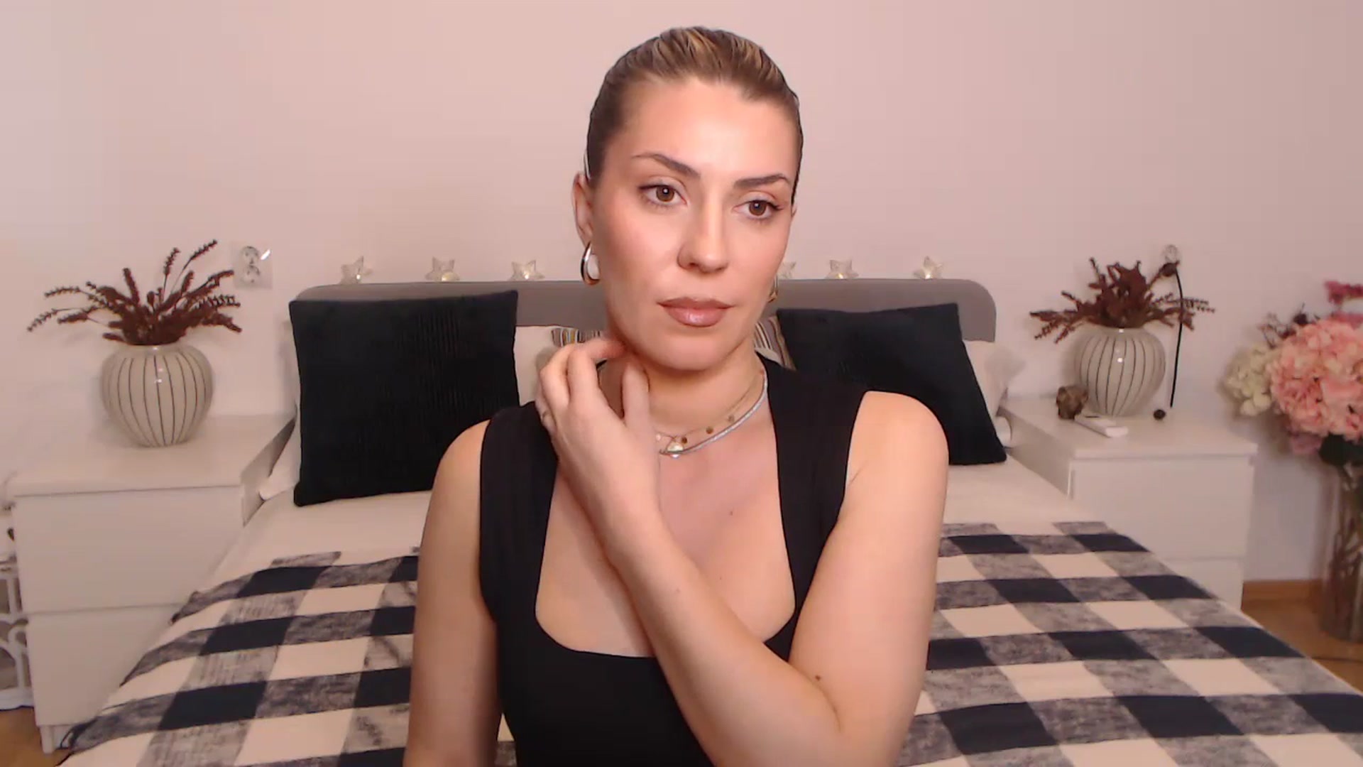 Gallery image thumbnail from BlueStocking's myfreecams stream on, 09/19/2023, 13:39 image 2 of 20