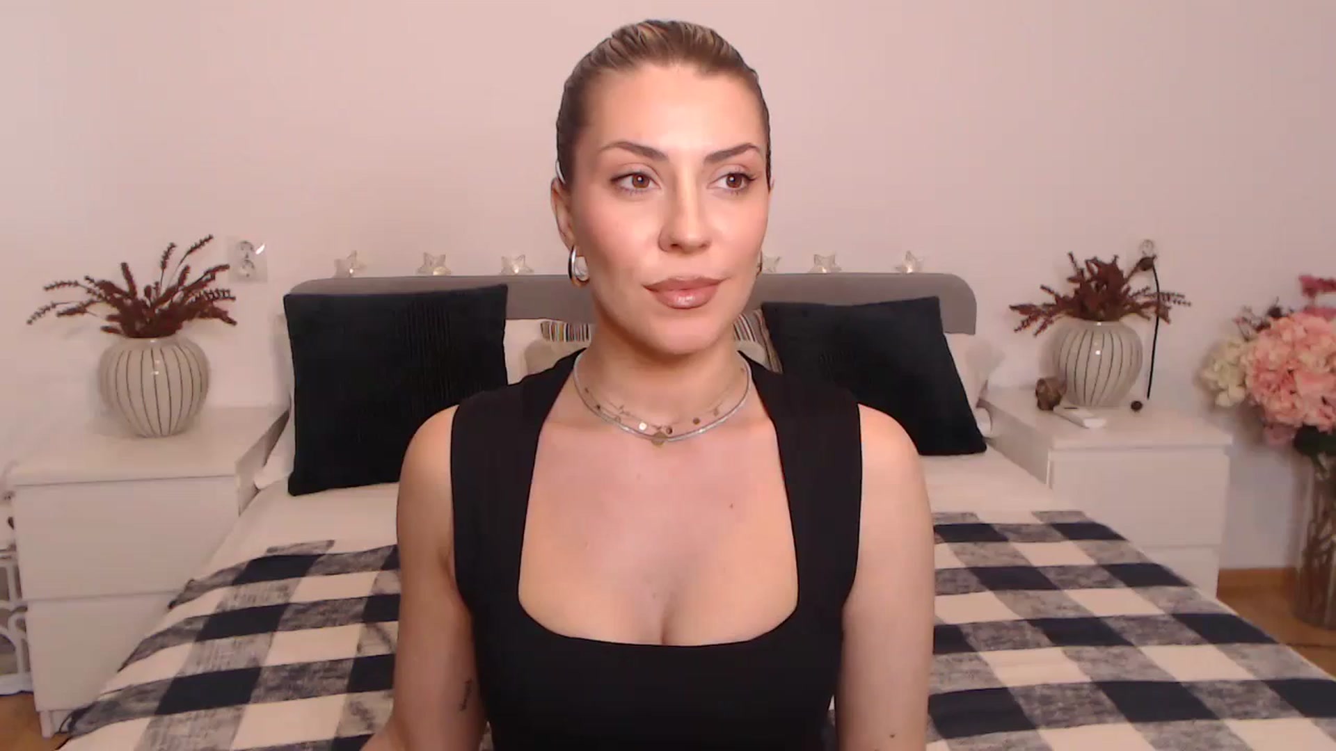 Gallery image thumbnail from BlueStocking's myfreecams stream on, 09/19/2023, 13:39 image 1 of 20