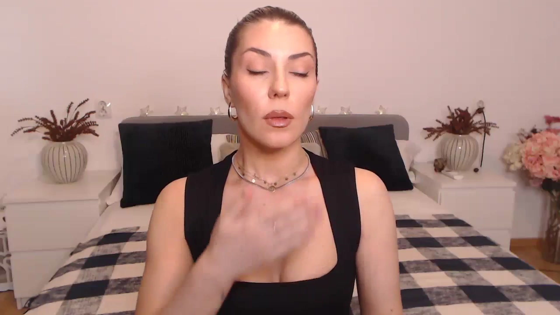 Gallery image thumbnail from BlueStocking's myfreecams stream on, 09/19/2023, 13:39 image 7 of 20