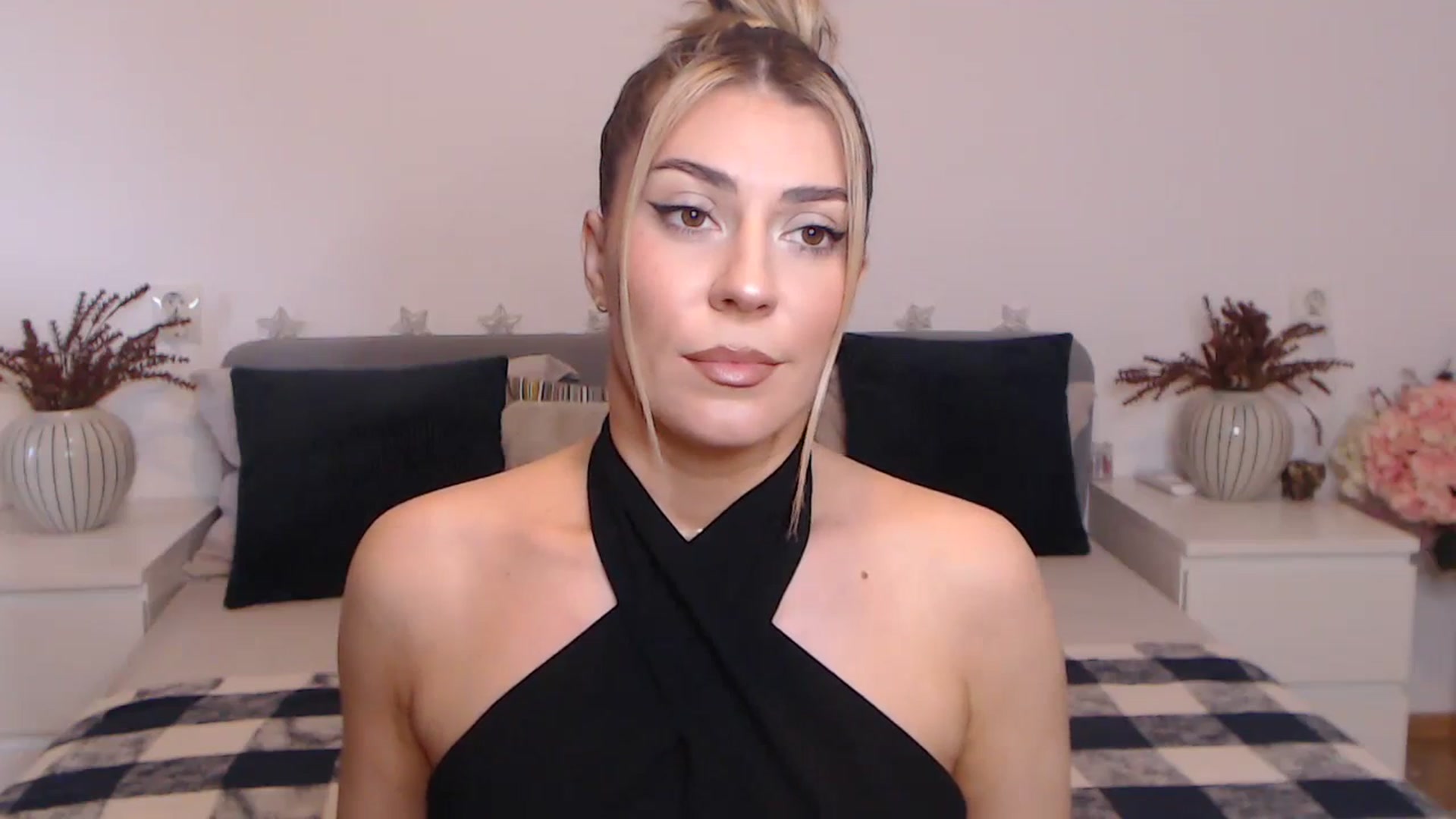 Gallery image thumbnail from BlueStocking's myfreecams stream on, 09/25/2023, 13:21 image 12 of 20