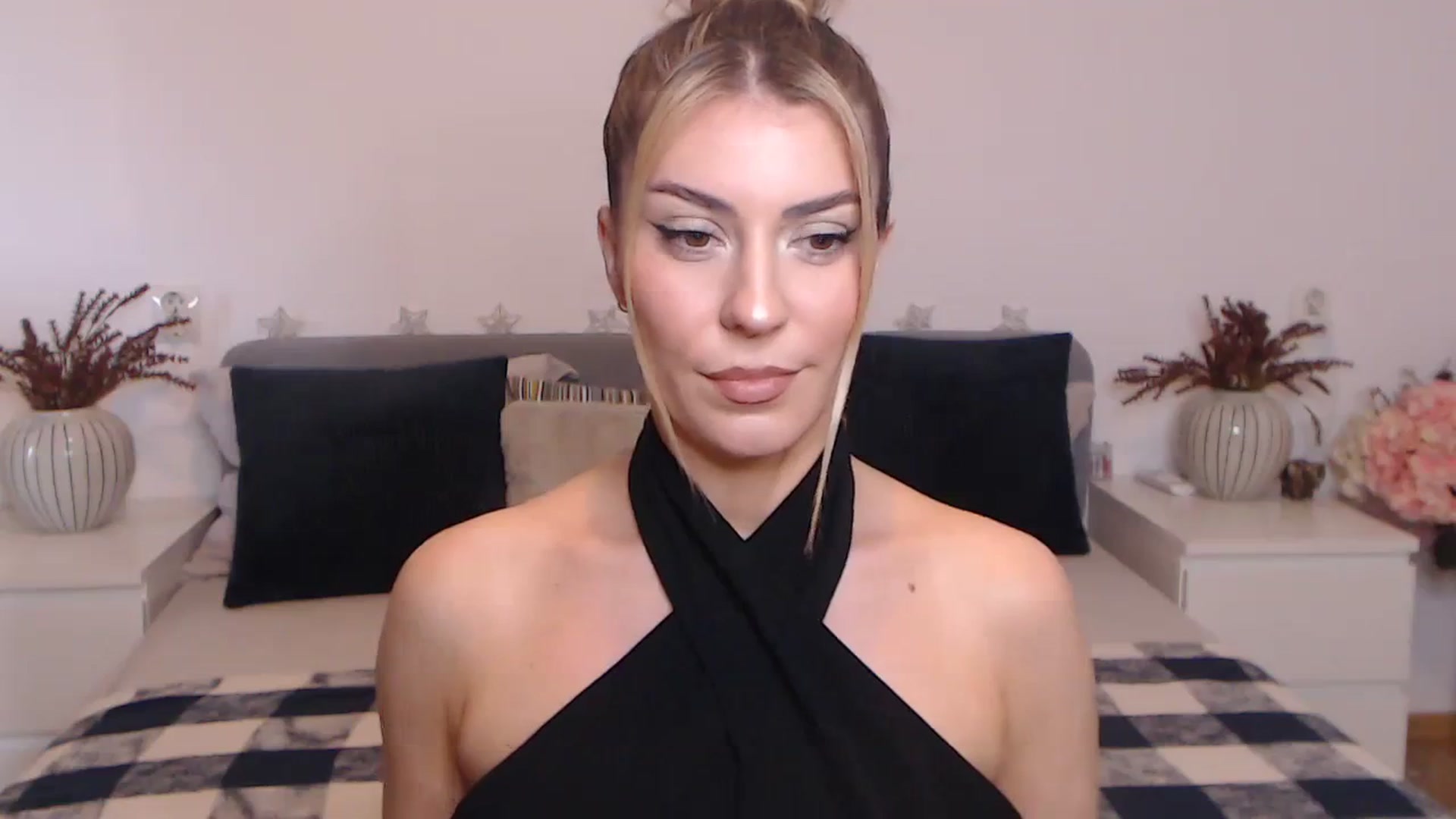 Gallery image thumbnail from BlueStocking's myfreecams stream on, 09/25/2023, 13:21 image 15 of 20