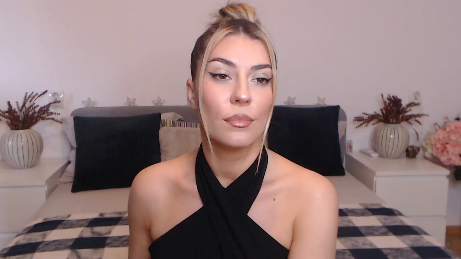 Gallery image thumbnail from BlueStocking's myfreecams stream on, 09/25/2023, 13:21 image 8 of 20