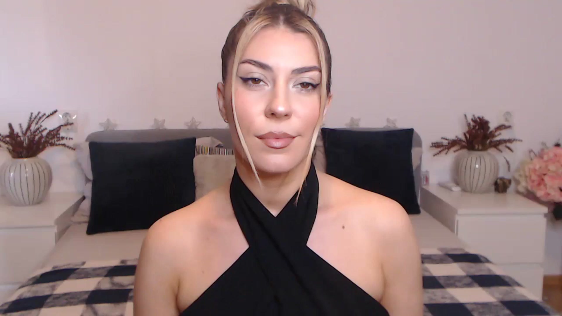Gallery image thumbnail from BlueStocking's myfreecams stream on, 09/25/2023, 13:21 image 16 of 20