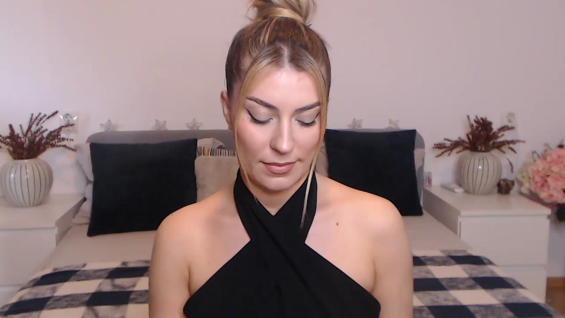 Gallery image thumbnail from BlueStocking's myfreecams stream on, 09/25/2023, 13:21 image 10 of 20