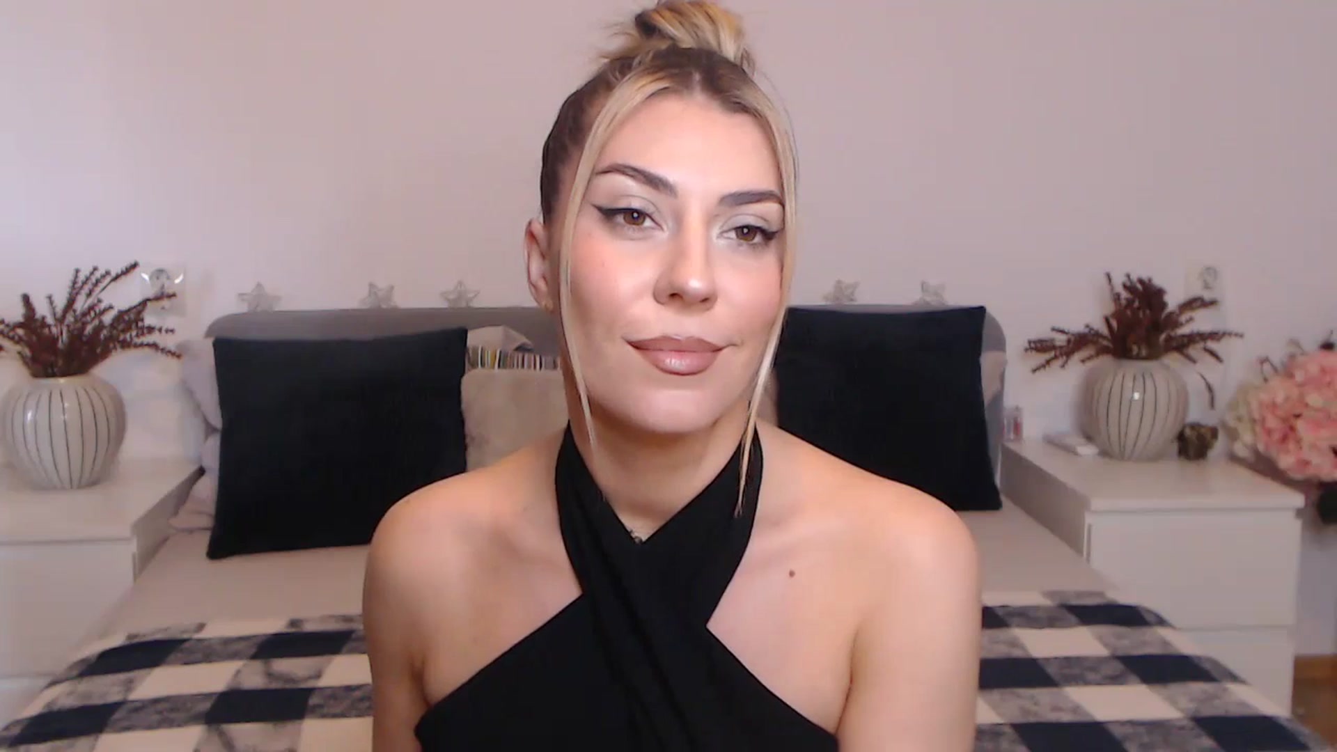 Gallery image thumbnail from BlueStocking's myfreecams stream on, 09/25/2023, 13:21 image 7 of 20