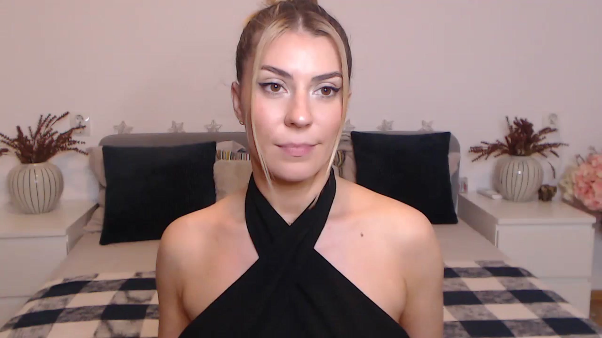 Gallery image thumbnail from BlueStocking's myfreecams stream on, 09/25/2023, 16:49 image 18 of 20