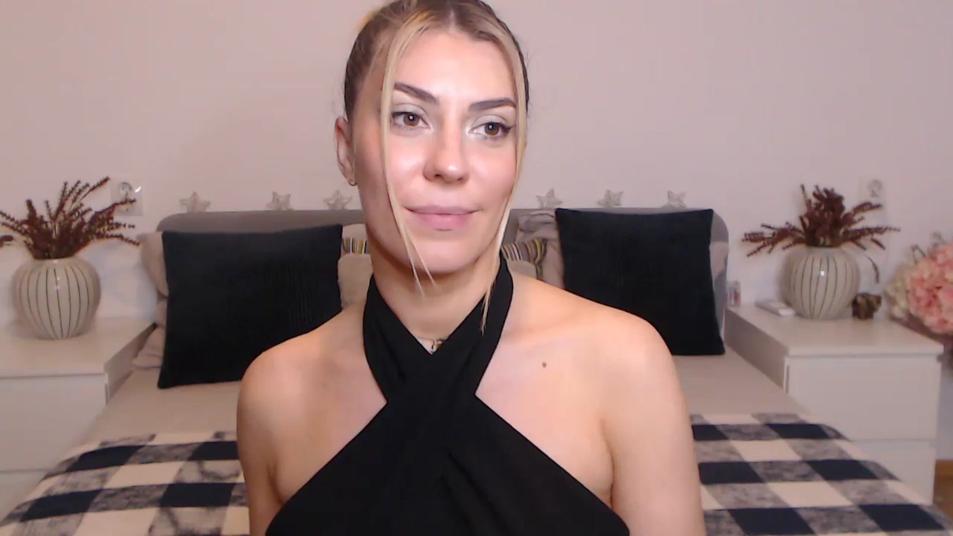 Gallery image thumbnail from BlueStocking's myfreecams stream on, 09/25/2023, 16:49 image 16 of 20
