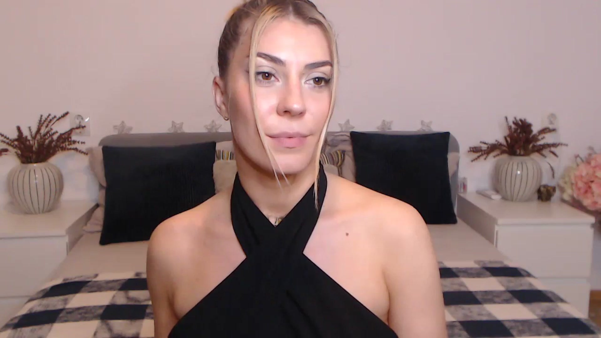 Gallery image thumbnail from BlueStocking's myfreecams stream on, 09/25/2023, 16:49 image 15 of 20