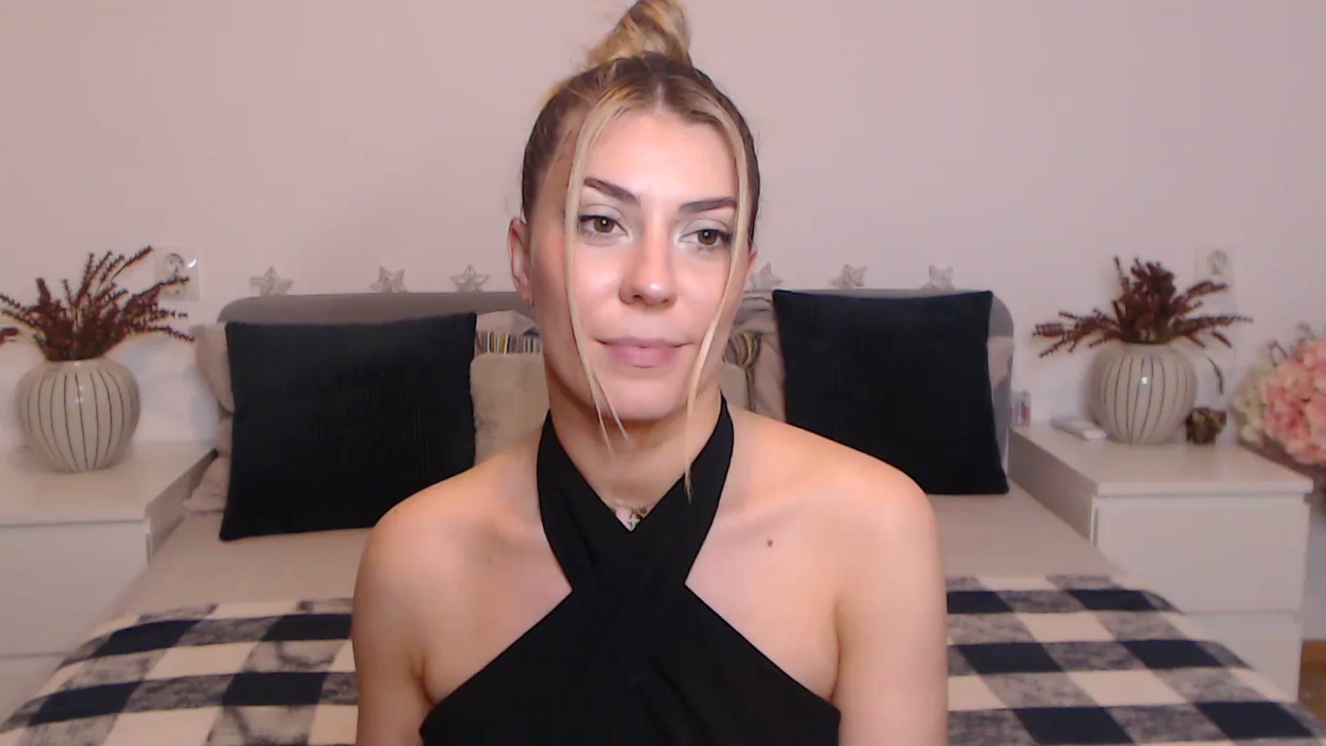 Gallery image thumbnail from BlueStocking's myfreecams stream on, 09/25/2023, 16:49 image 14 of 20