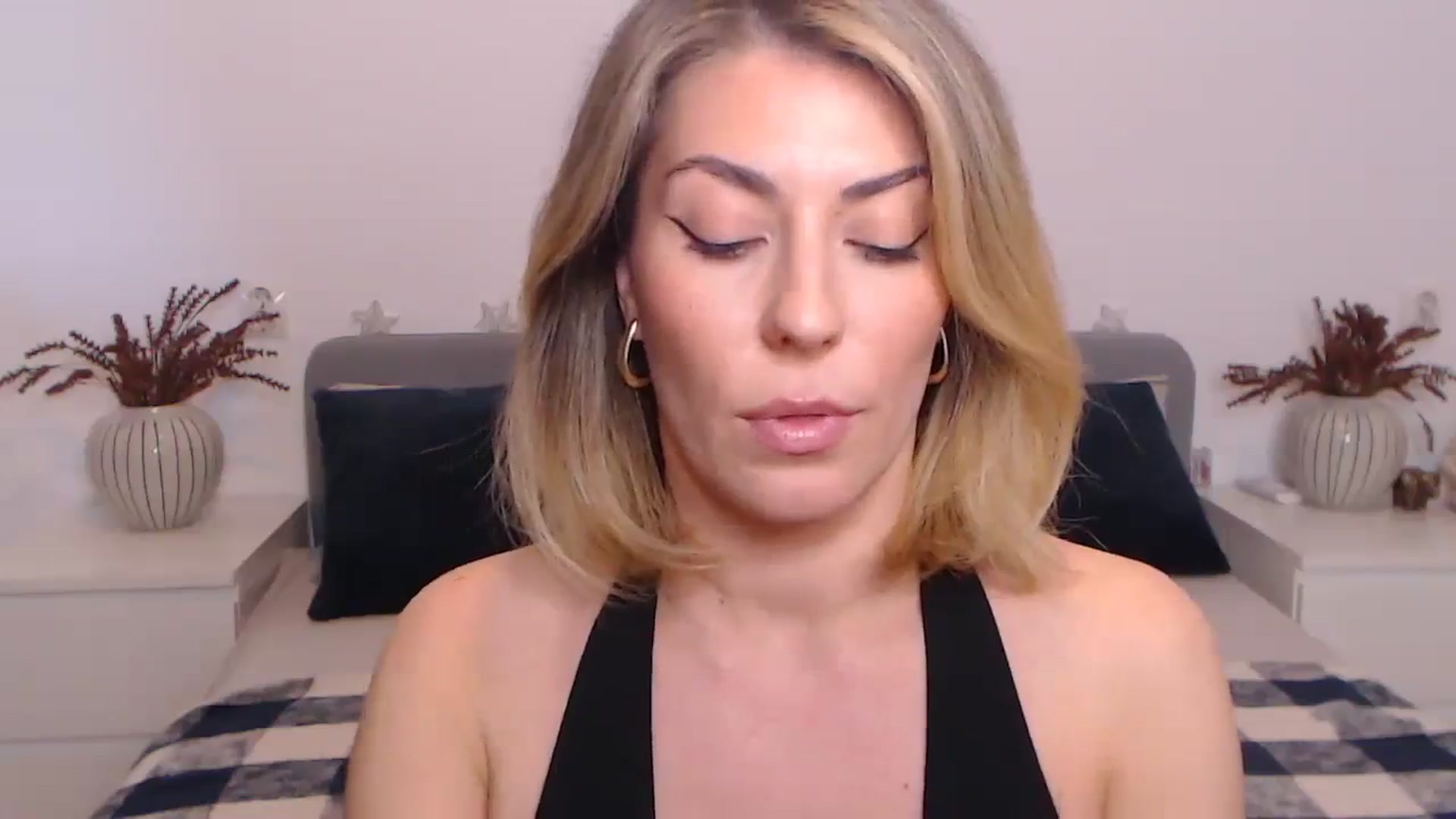 Gallery image thumbnail from BlueStocking's myfreecams stream on, 09/27/2023, 13:51 image 13 of 20