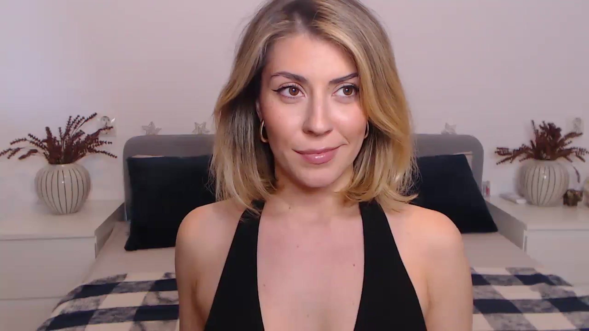 Gallery image thumbnail from BlueStocking's myfreecams stream on, 09/27/2023, 13:51 image 14 of 20