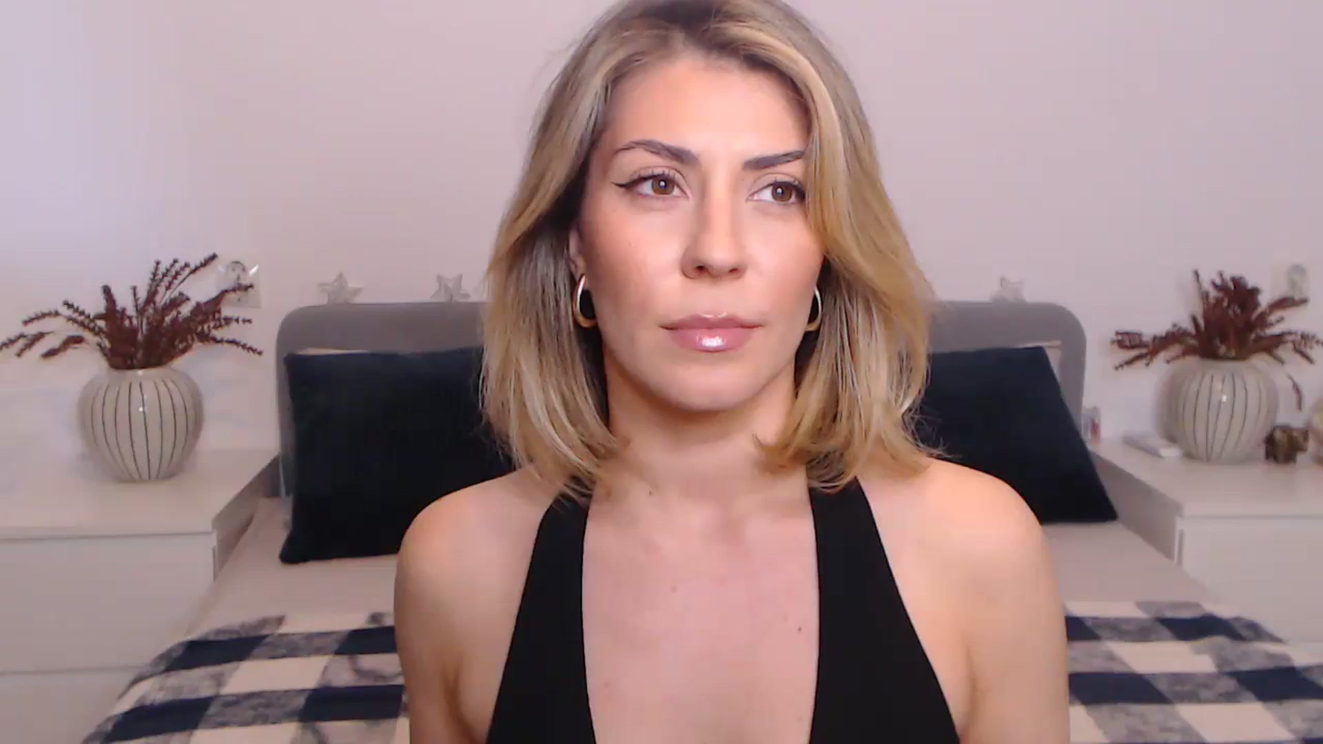 Gallery image thumbnail from BlueStocking's myfreecams stream on, 09/27/2023, 13:51 image 17 of 20
