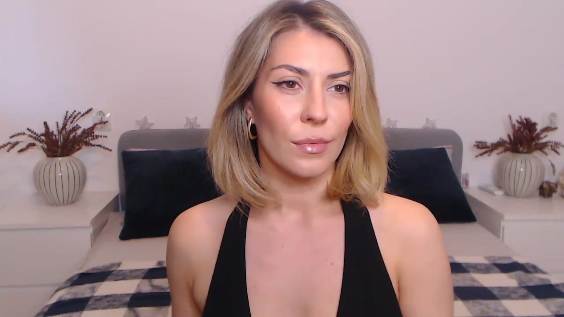 Gallery image thumbnail from BlueStocking's myfreecams stream on, 09/27/2023, 13:51 image 19 of 20