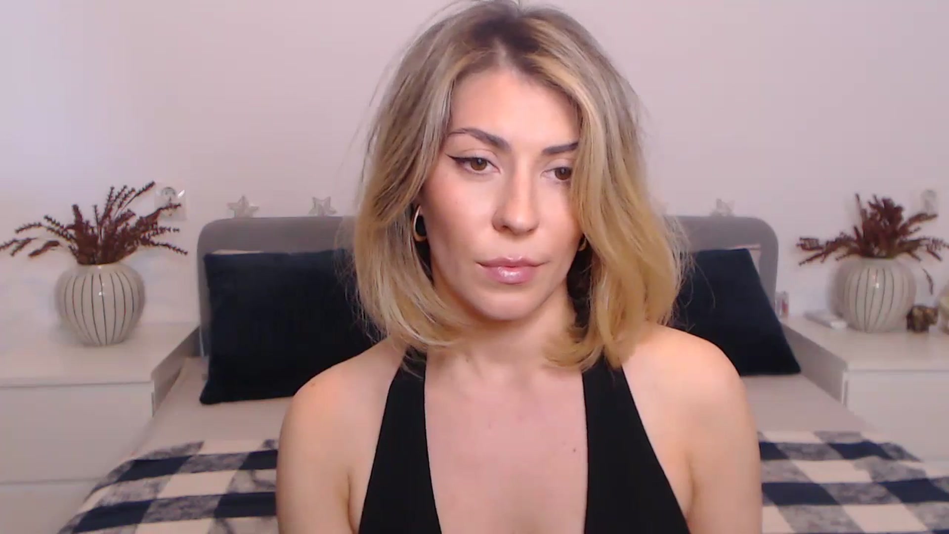 Gallery image thumbnail from BlueStocking's myfreecams stream on, 09/27/2023, 14:11 image 14 of 20