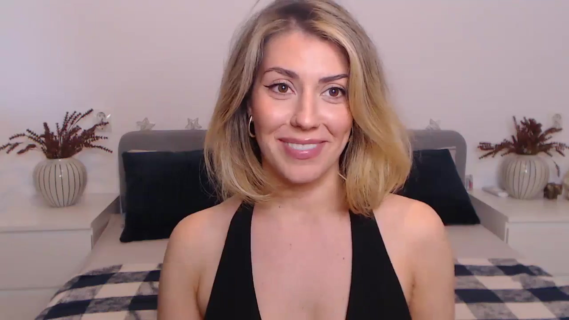 Gallery image thumbnail from BlueStocking's myfreecams stream on, 09/27/2023, 14:11 image 8 of 20