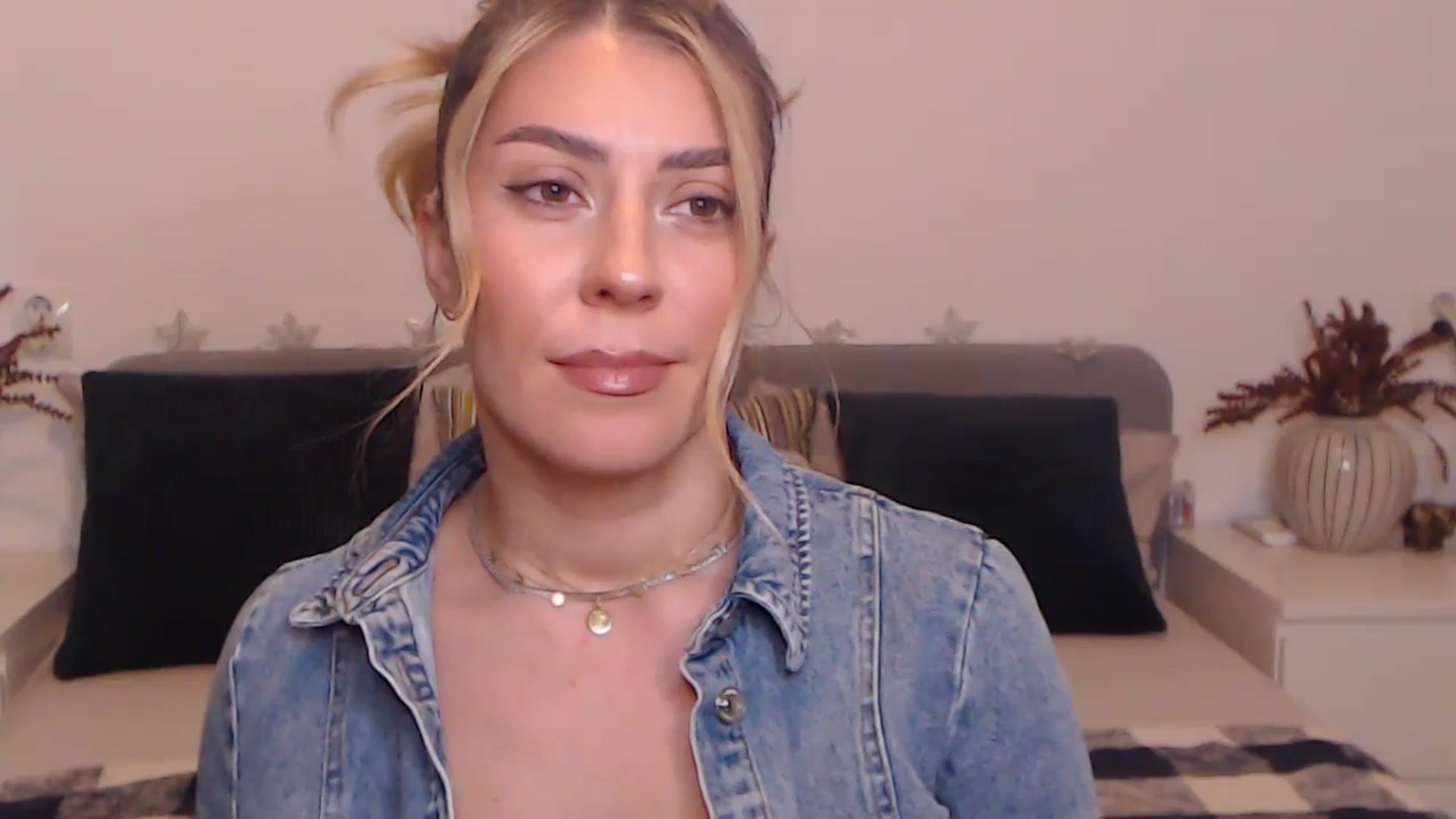 Gallery image thumbnail from BlueStocking's myfreecams stream on, 09/29/2023, 13:43 image 6 of 20