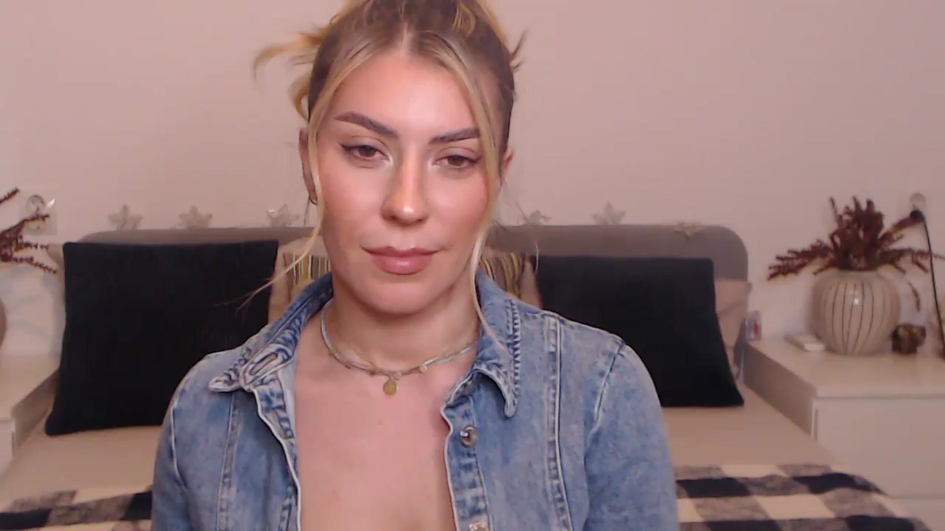 Gallery image thumbnail from BlueStocking's myfreecams stream on, 09/29/2023, 13:43 image 17 of 20