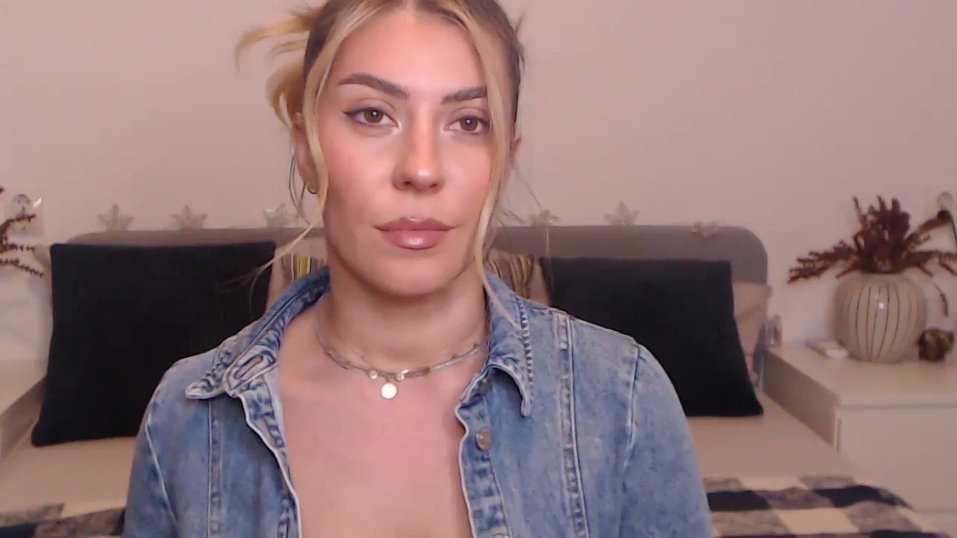 Gallery image thumbnail from BlueStocking's myfreecams stream on, 09/29/2023, 13:43 image 13 of 20