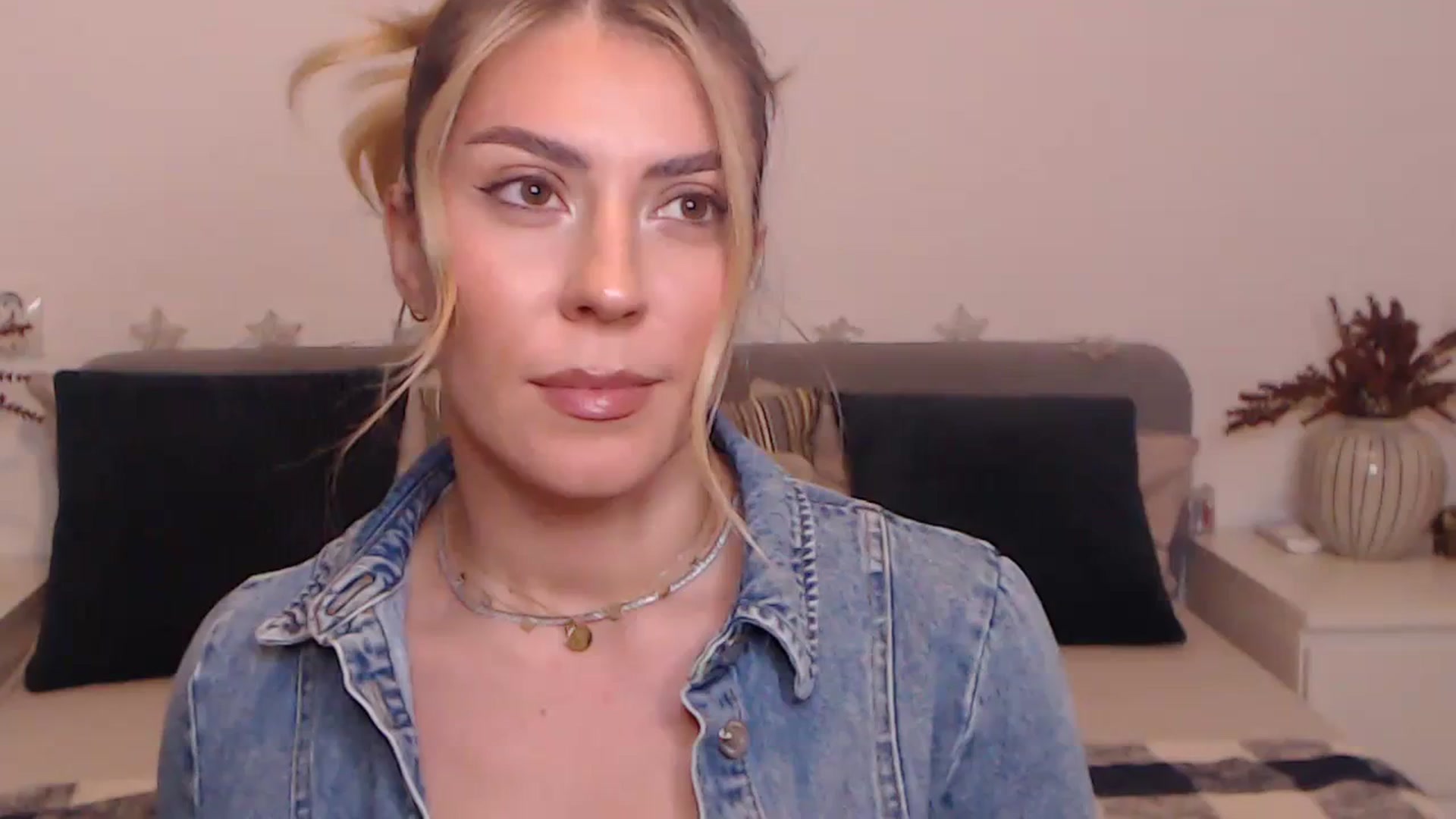 Gallery image thumbnail from BlueStocking's myfreecams stream on, 09/29/2023, 13:43 image 1 of 20