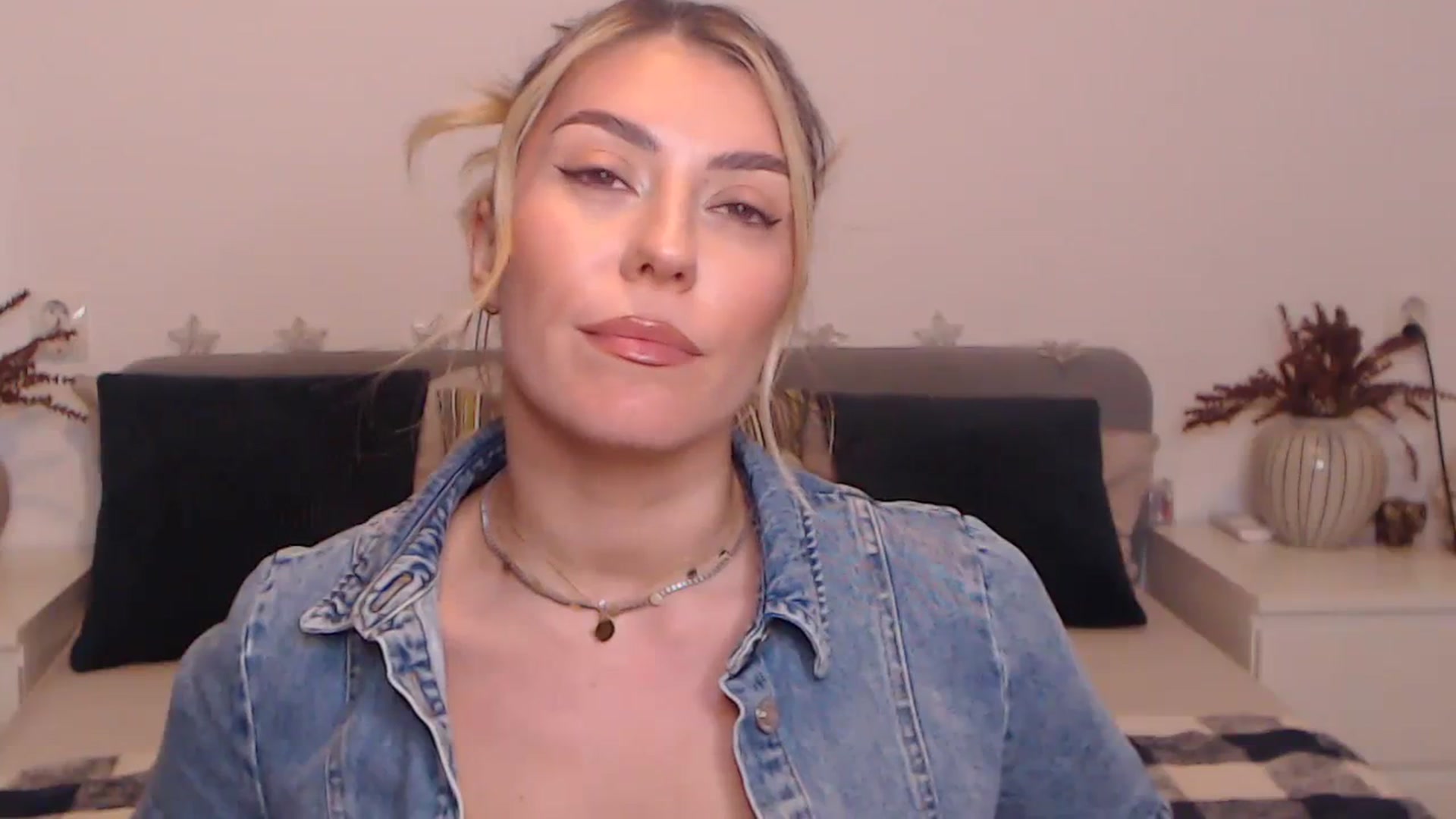 Gallery image thumbnail from BlueStocking's myfreecams stream on, 09/29/2023, 13:43 image 14 of 20