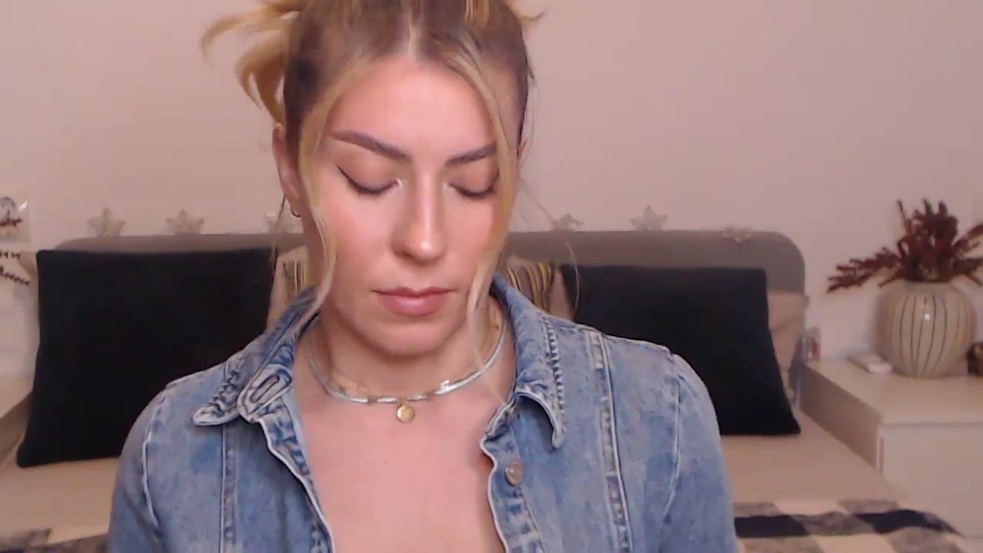 Gallery image thumbnail from BlueStocking's myfreecams stream on, 09/29/2023, 13:43 image 2 of 20
