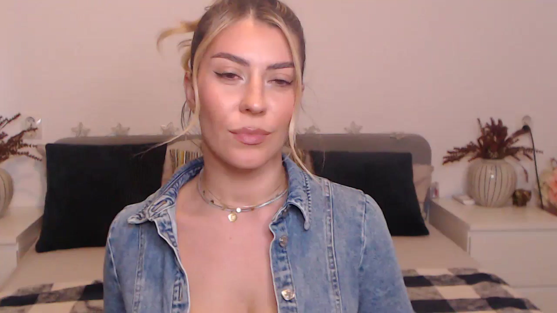 Gallery image thumbnail from BlueStocking's myfreecams stream on, 09/29/2023, 14:26 image 2 of 20