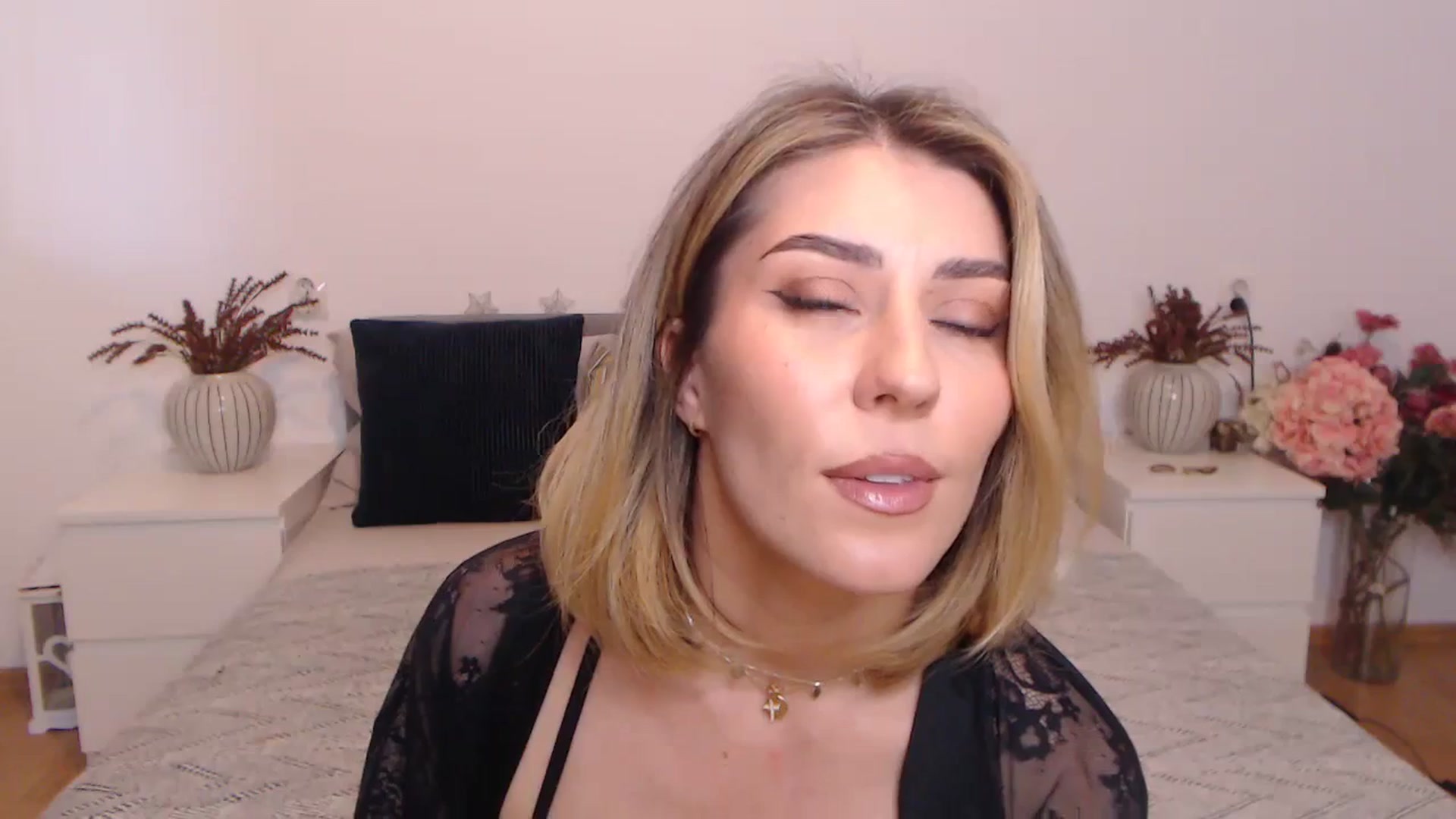 Gallery image thumbnail from BlueStocking's myfreecams stream on, 10/02/2023, 13:10 image 9 of 20
