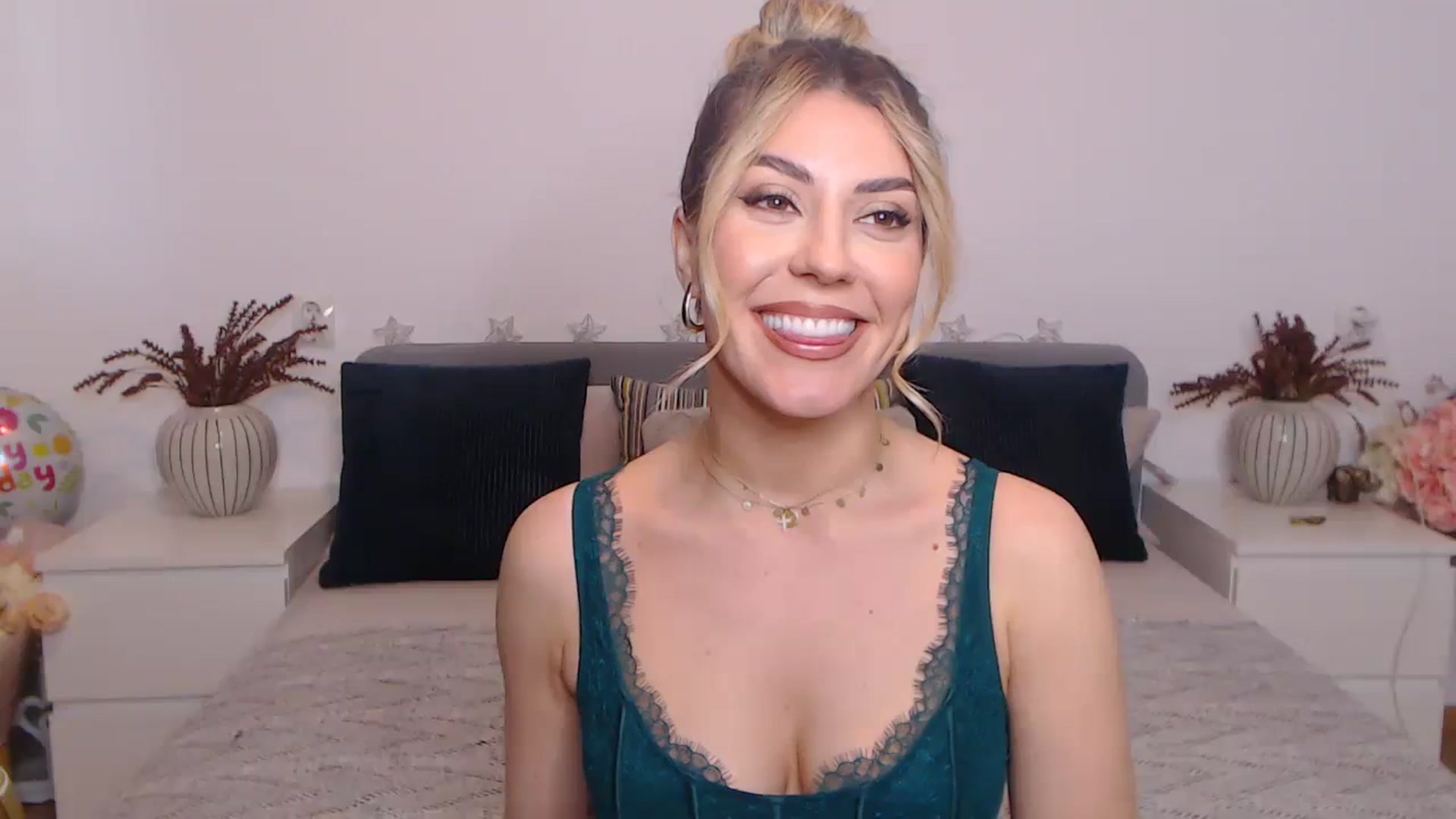 Gallery image thumbnail from BlueStocking's myfreecams stream on, 10/03/2023, 10:31 image 3 of 20
