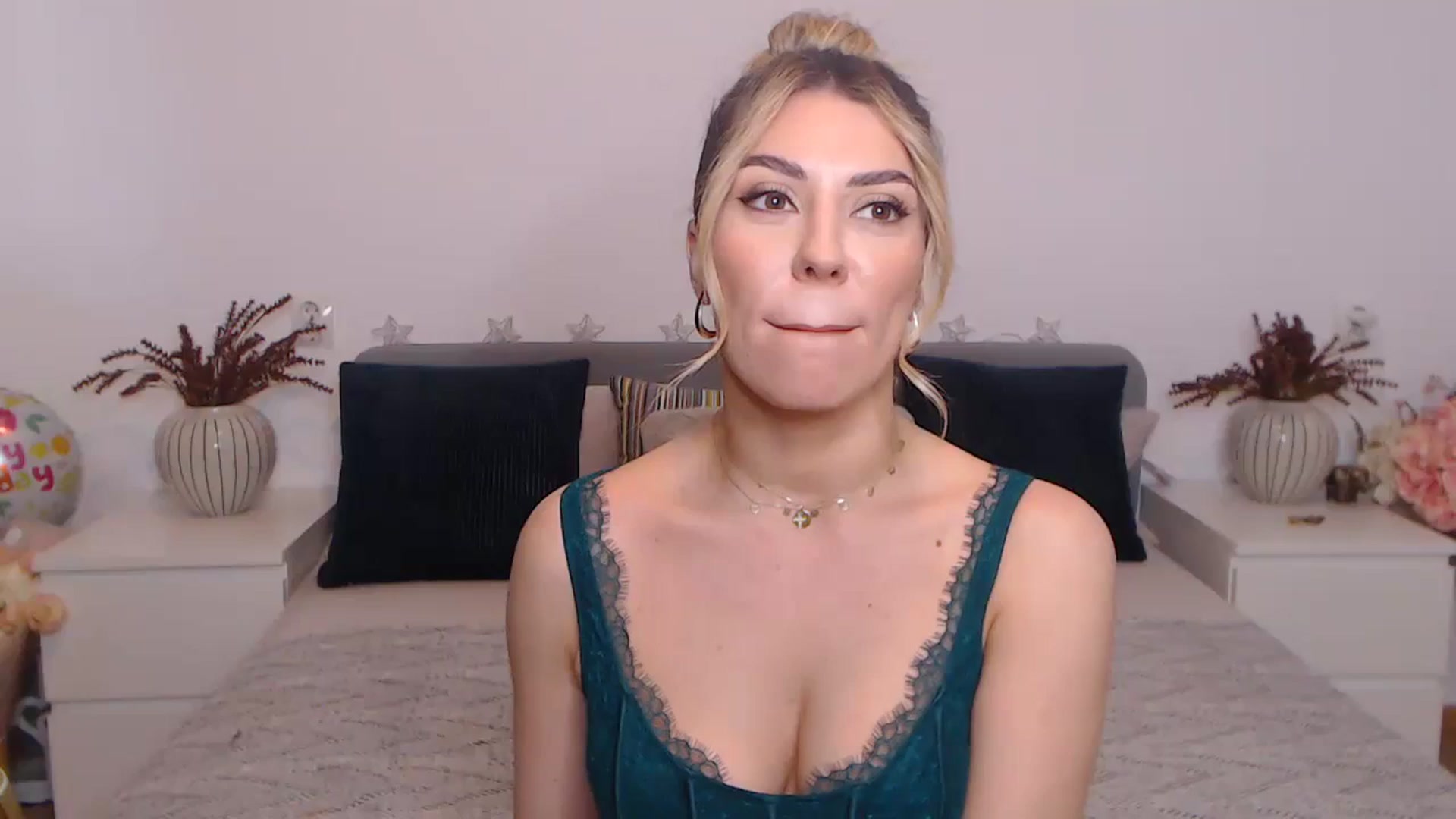 Gallery image thumbnail from BlueStocking's myfreecams stream on, 10/03/2023, 10:47 image 7 of 20