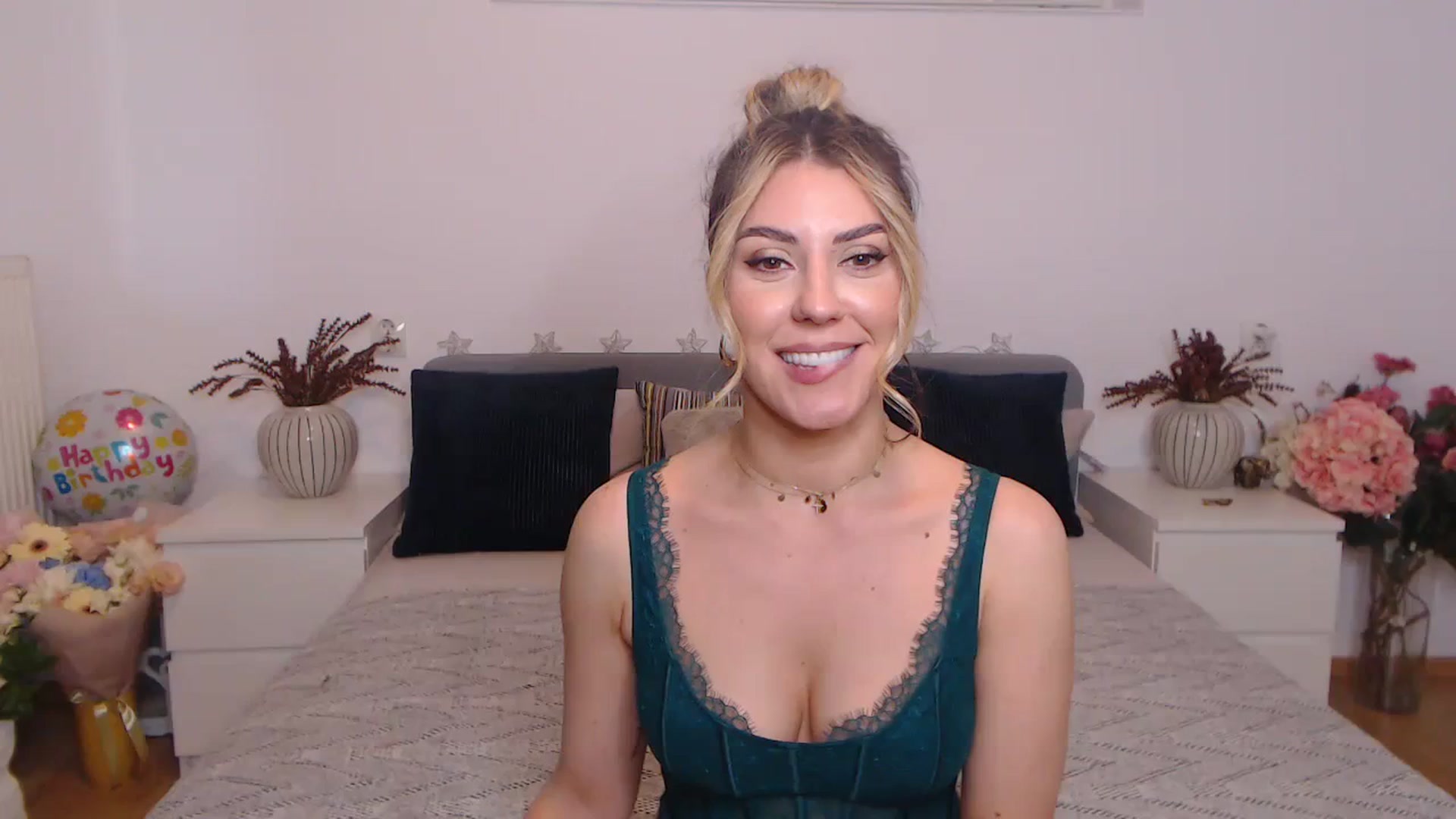 Gallery image thumbnail from BlueStocking's myfreecams stream on, 10/03/2023, 12:06 image 9 of 20