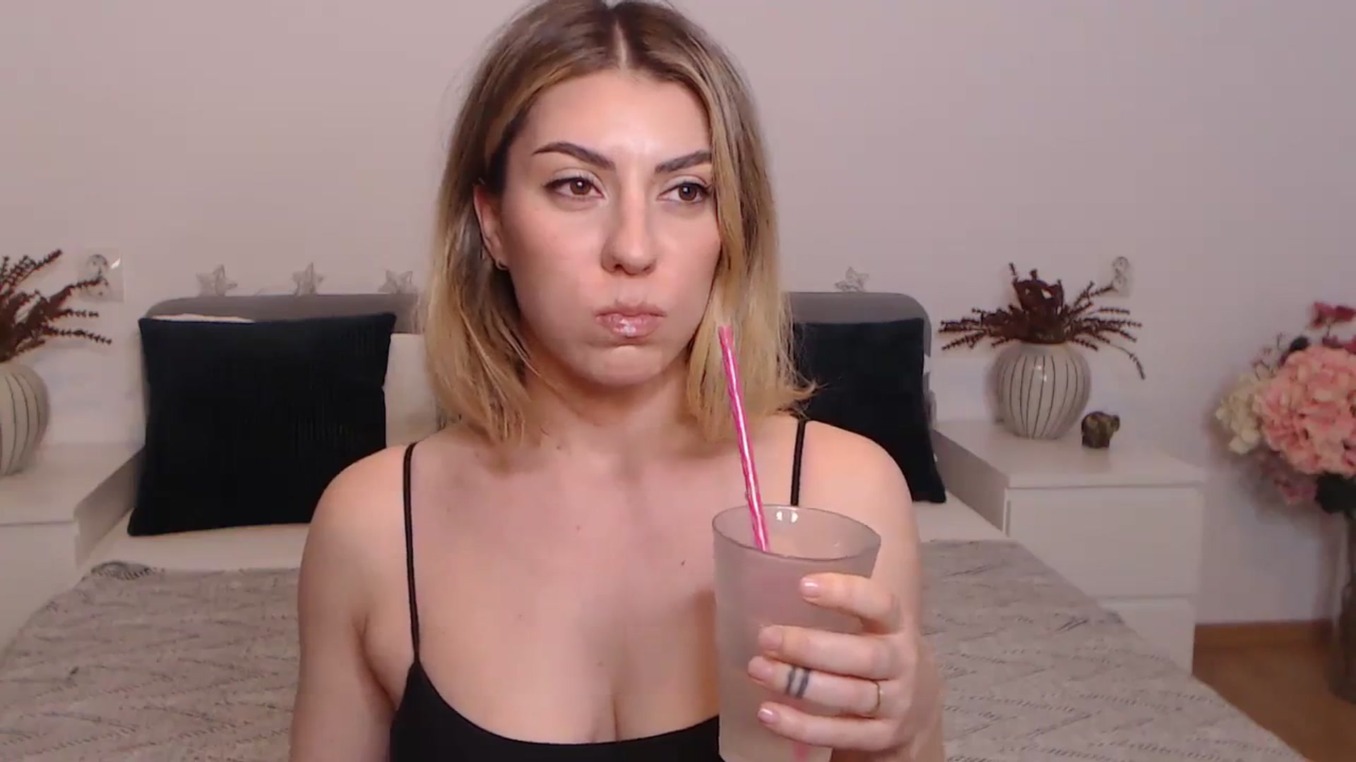 Gallery image thumbnail from BlueStocking's myfreecams stream on, 10/08/2023, 17:07 image 14 of 20
