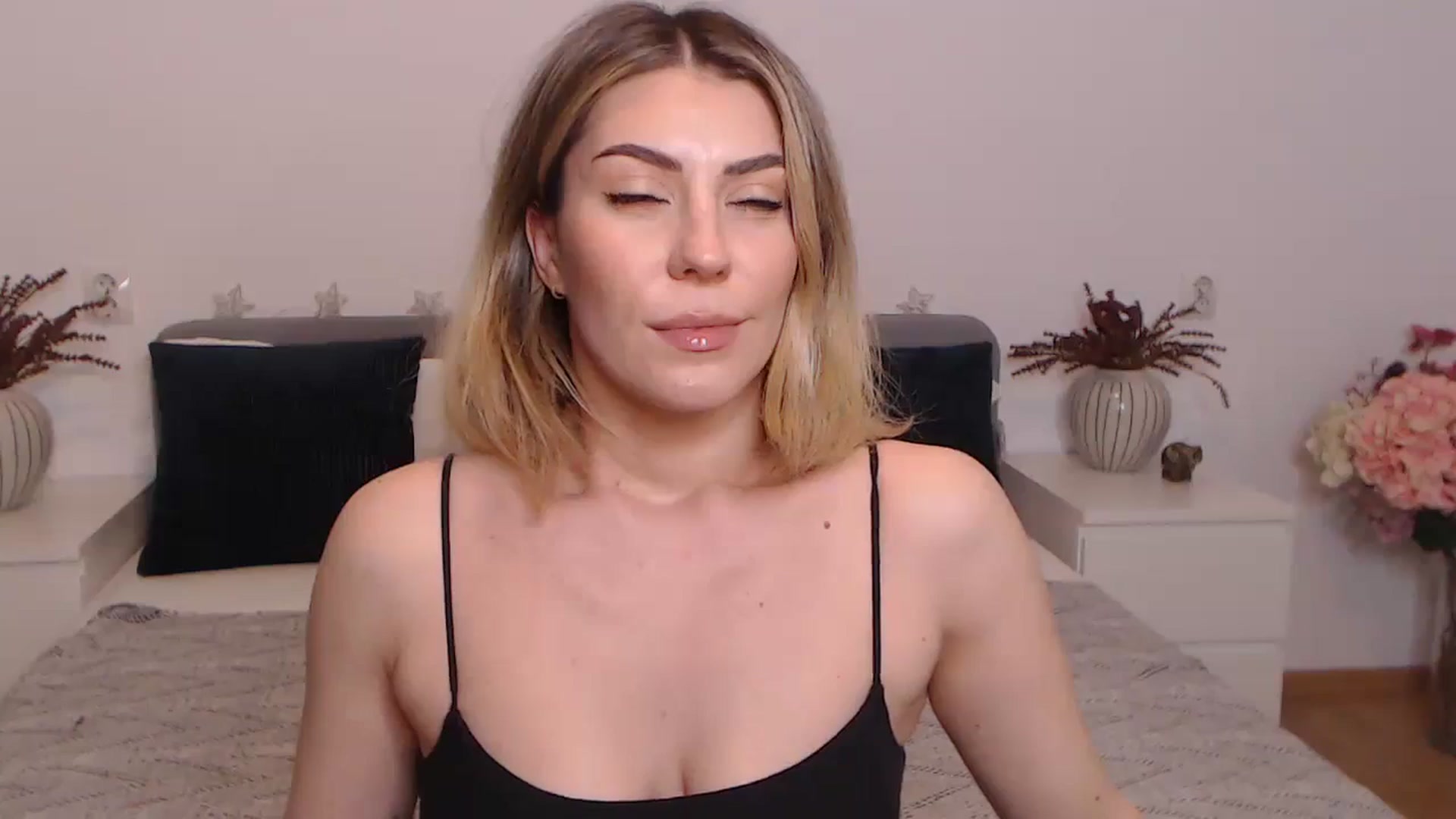 Gallery image thumbnail from BlueStocking's myfreecams stream on, 10/08/2023, 17:07 image 13 of 20