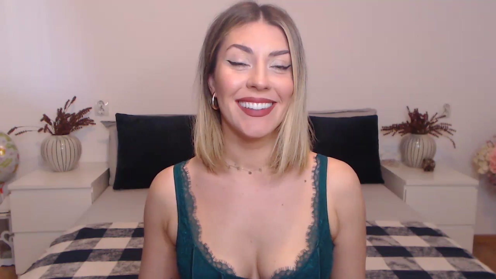 Gallery image thumbnail from BlueStocking's myfreecams stream on, 10/19/2023, 11:44 image 6 of 20