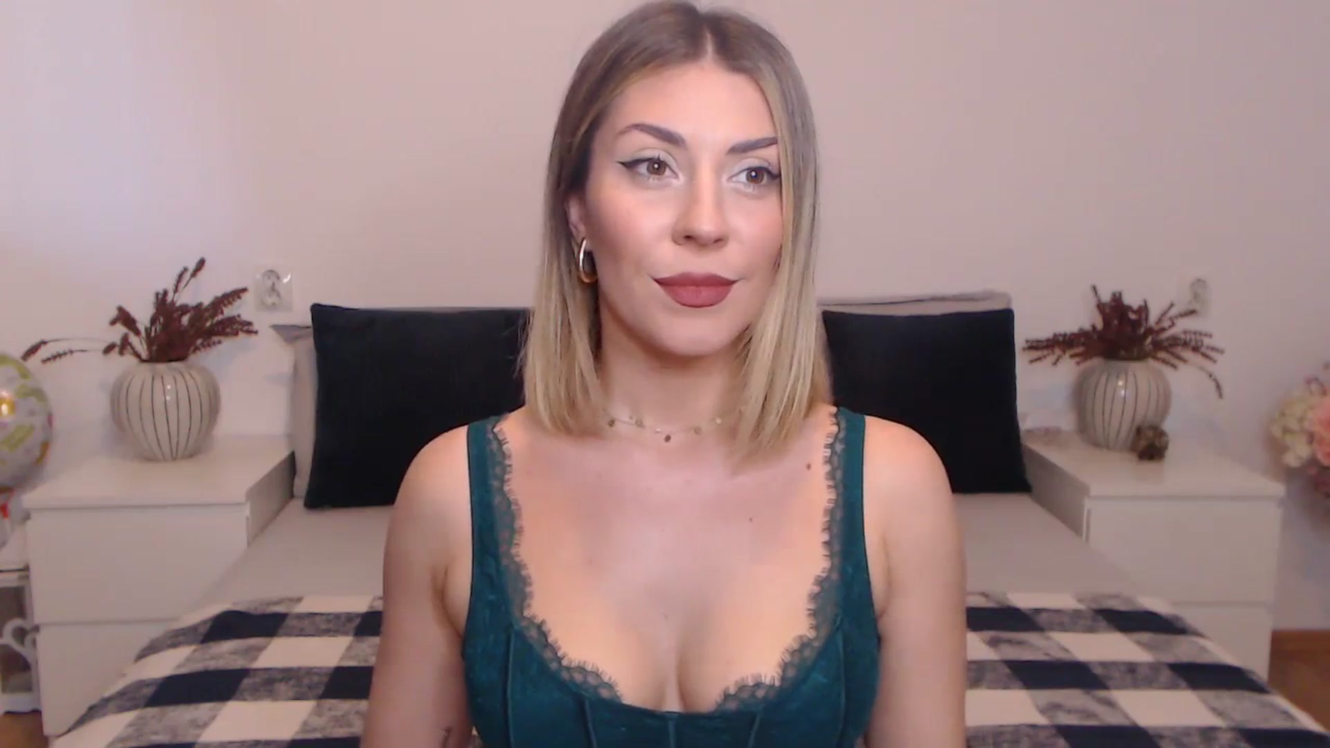 Gallery image thumbnail from BlueStocking's myfreecams stream on, 10/19/2023, 11:44 image 9 of 20