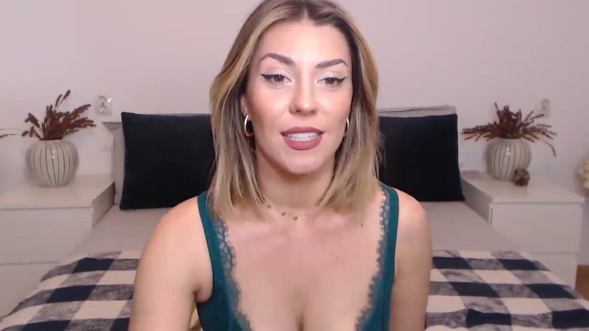 Gallery image thumbnail from BlueStocking's myfreecams stream on, 10/19/2023, 13:29 image 5 of 20