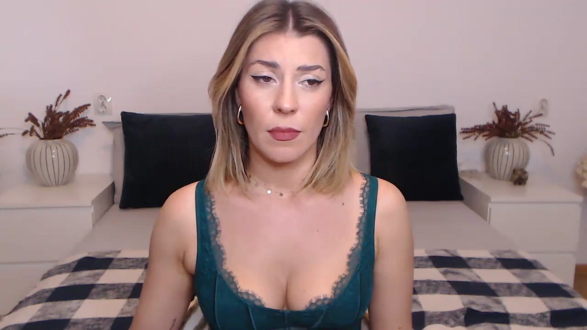 Gallery image thumbnail from BlueStocking's myfreecams stream on, 10/19/2023, 13:29 image 6 of 20