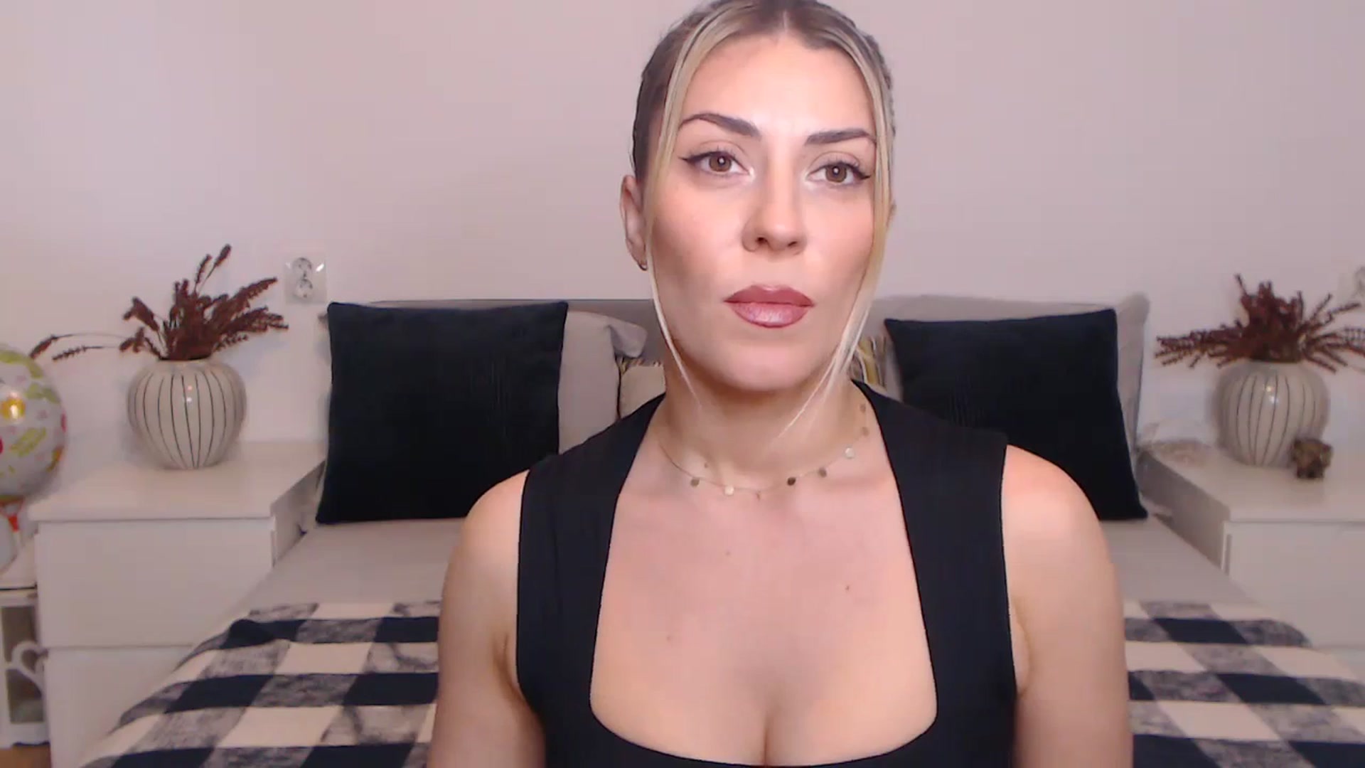Gallery image thumbnail from BlueStocking's myfreecams stream on, 10/20/2023, 13:16 image 9 of 20