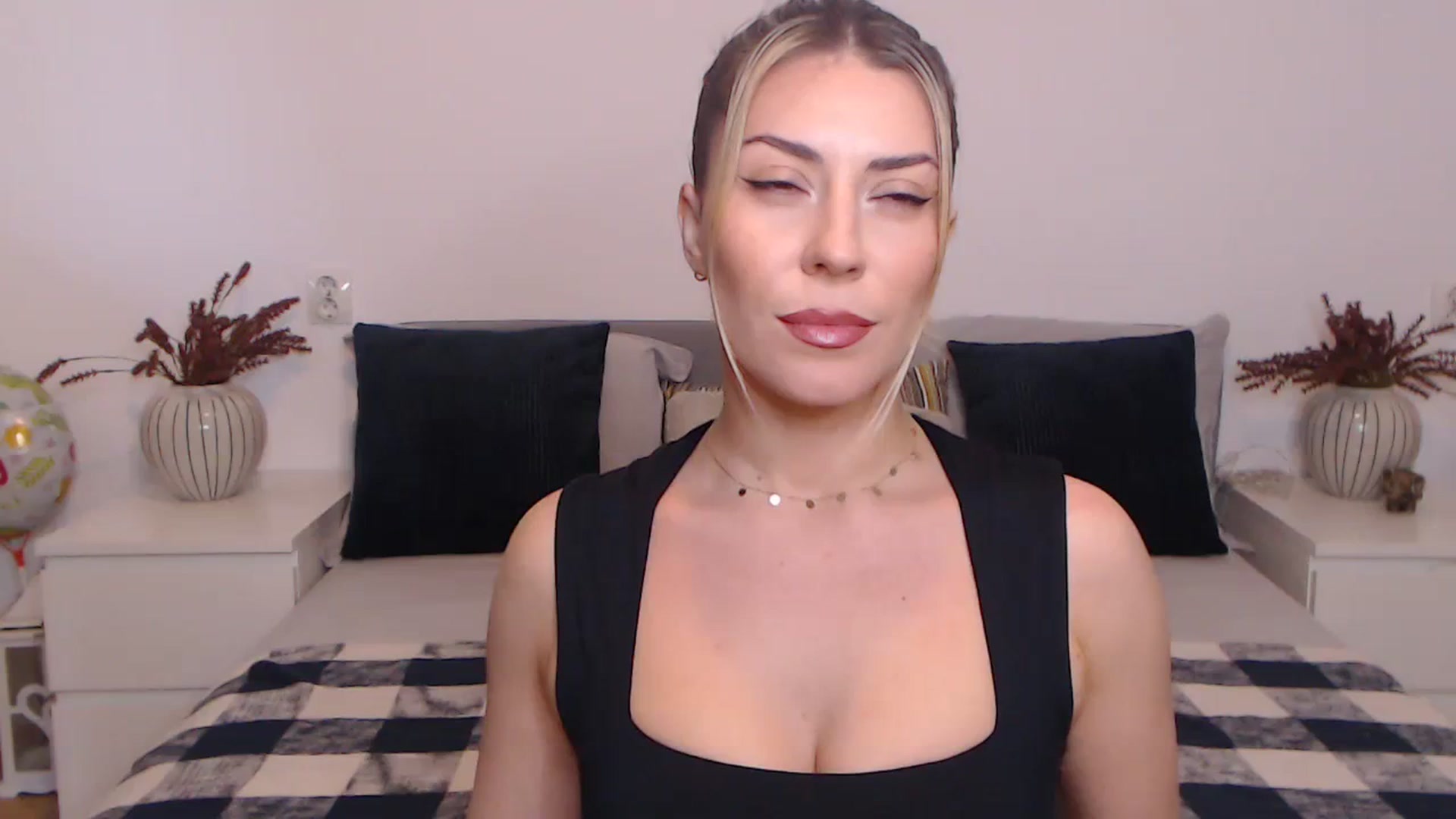 Gallery image thumbnail from BlueStocking's myfreecams stream on, 10/20/2023, 13:16 image 1 of 20
