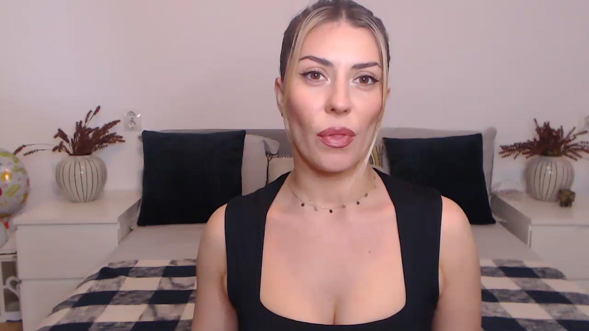 Gallery image thumbnail from BlueStocking's myfreecams stream on, 10/20/2023, 13:16 image 4 of 20