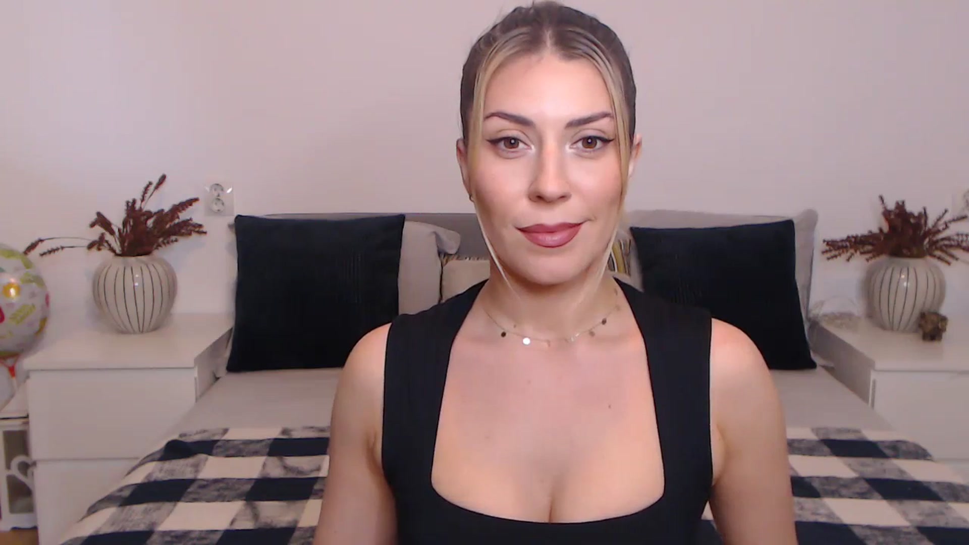 Gallery image thumbnail from BlueStocking's myfreecams stream on, 10/20/2023, 13:16 image 2 of 20