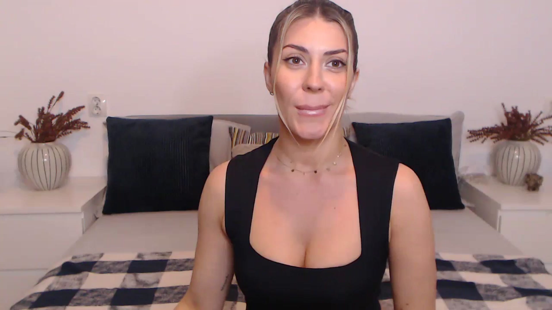Gallery image thumbnail from BlueStocking's myfreecams stream on, 10/20/2023, 15:43 image 9 of 20