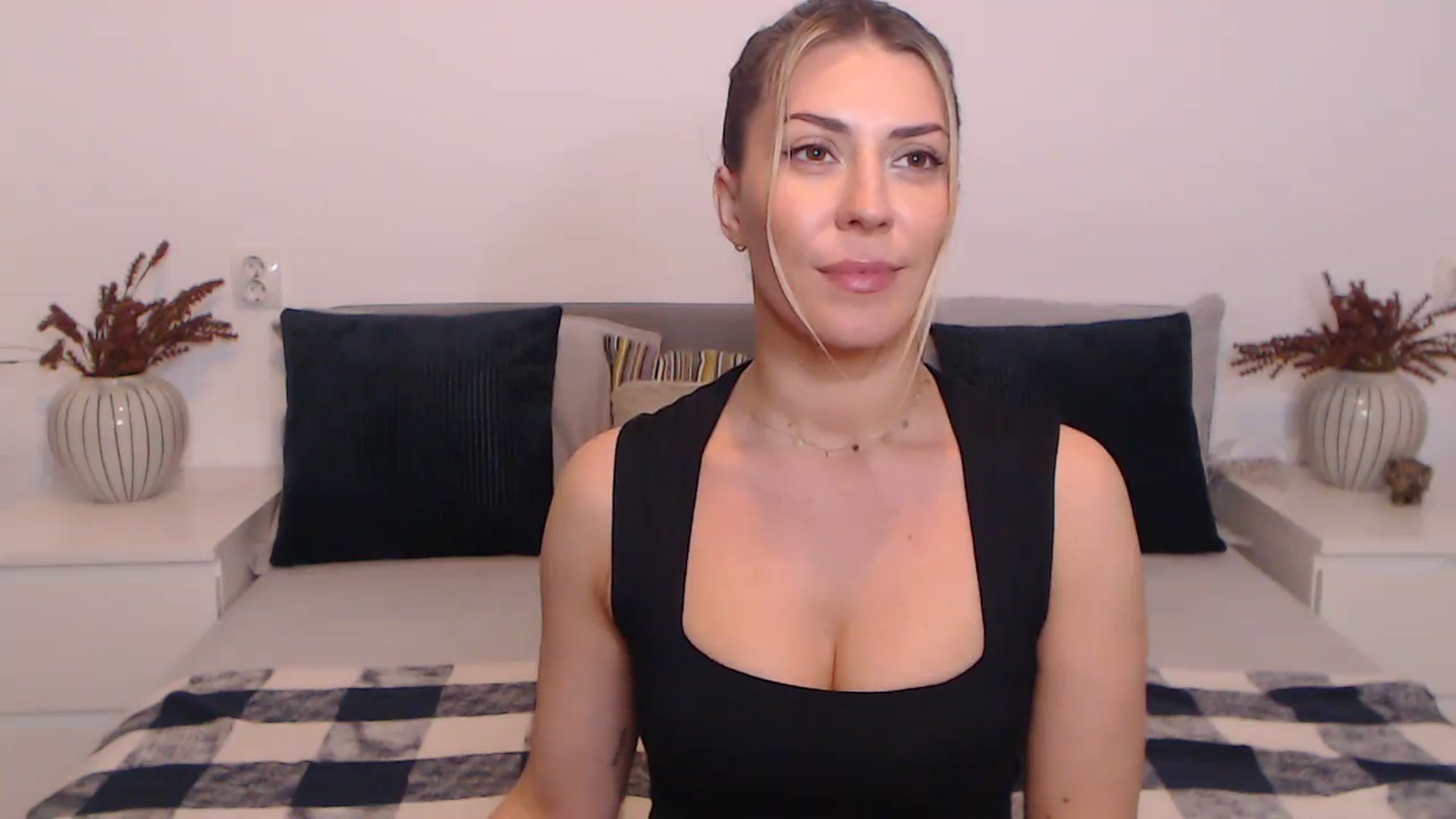 Gallery image thumbnail from BlueStocking's myfreecams stream on, 10/20/2023, 15:43 image 10 of 20