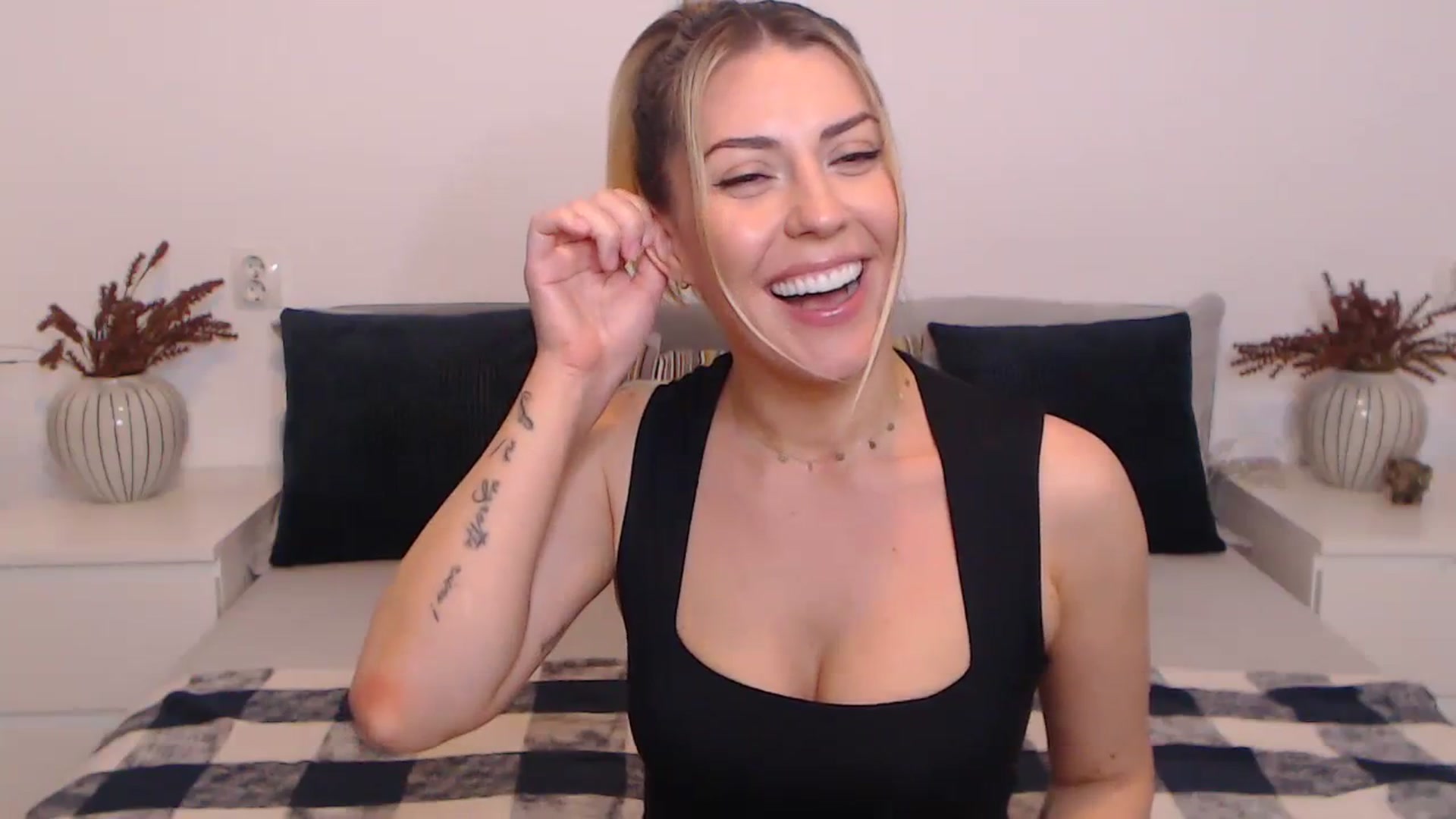 Gallery image thumbnail from BlueStocking's myfreecams stream on, 10/20/2023, 15:43 image 15 of 20
